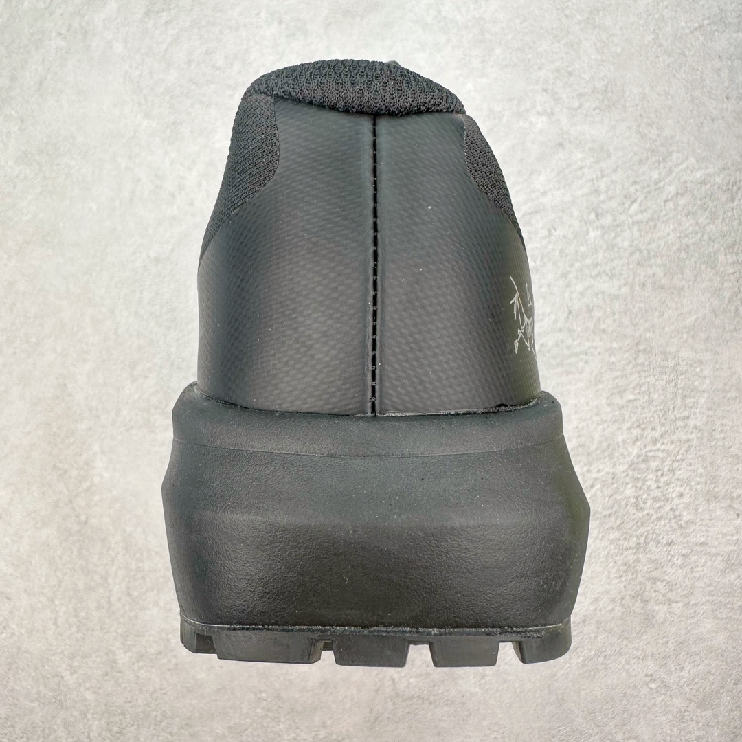 图片[8]-＃纯原 加拿大品牌 始祖鸟·Arc\’teryx Norvan LD 3 GTX Trail 北温哥华三代系列长距离越野徒步户外运动跑鞋 ARC\’TERYX始祖鸟，户外运动产品的天花板品牌，2017年发布第一款越野跑鞋NORVAN VT，始祖鸟的越野跑鞋分为三个系列，分别是：VT（Vertical Terrain垂直地形）、LD（Long Distance长距离）、SL（Super Light超轻），发展到今日已经更新到了第三代产品，而NORVAN的命名源于北温哥华（North Vancouver）代表高性能越野跑系统。在2018年我测评了始祖鸟第一代长距离越野跑鞋NORVAN LD，而这次测评的，正是该系列的第三代产品NORVAN LD 3，它与初代相比可以说是脱胎换骨的改变。在整体外观方面，NORVAN LD 3保持了ARC\’TERYX始祖鸟一贯的设计风格，配色一如既往的“素”，使用纯色营造出高级感。鞋面采用单层网孔Cordura®鞋面，与初代的紧密编织鞋面相比透气性能更好，鞋面热压了TPU薄膜支撑鞋面，得益于靠近中底整圈的热压TPU，使NORVAN LD 3的涉水深度更深。NORVAN LD 3帮面一体成型，只在跟杯正中进行缝合，跟杯有硬质港宝，能有效支撑和锁定足跟，足跟外侧印刷了ARC\’TERYX始祖鸟LOGO。鞋头多层防踢设计保护脚趾，避免脚趾踢到尖利的岩石导致受伤。尺码：36 36.5 37.5 38 38.5 39 40 40.5 41 42 42.5 43 44 44.5 45 46-选品中心