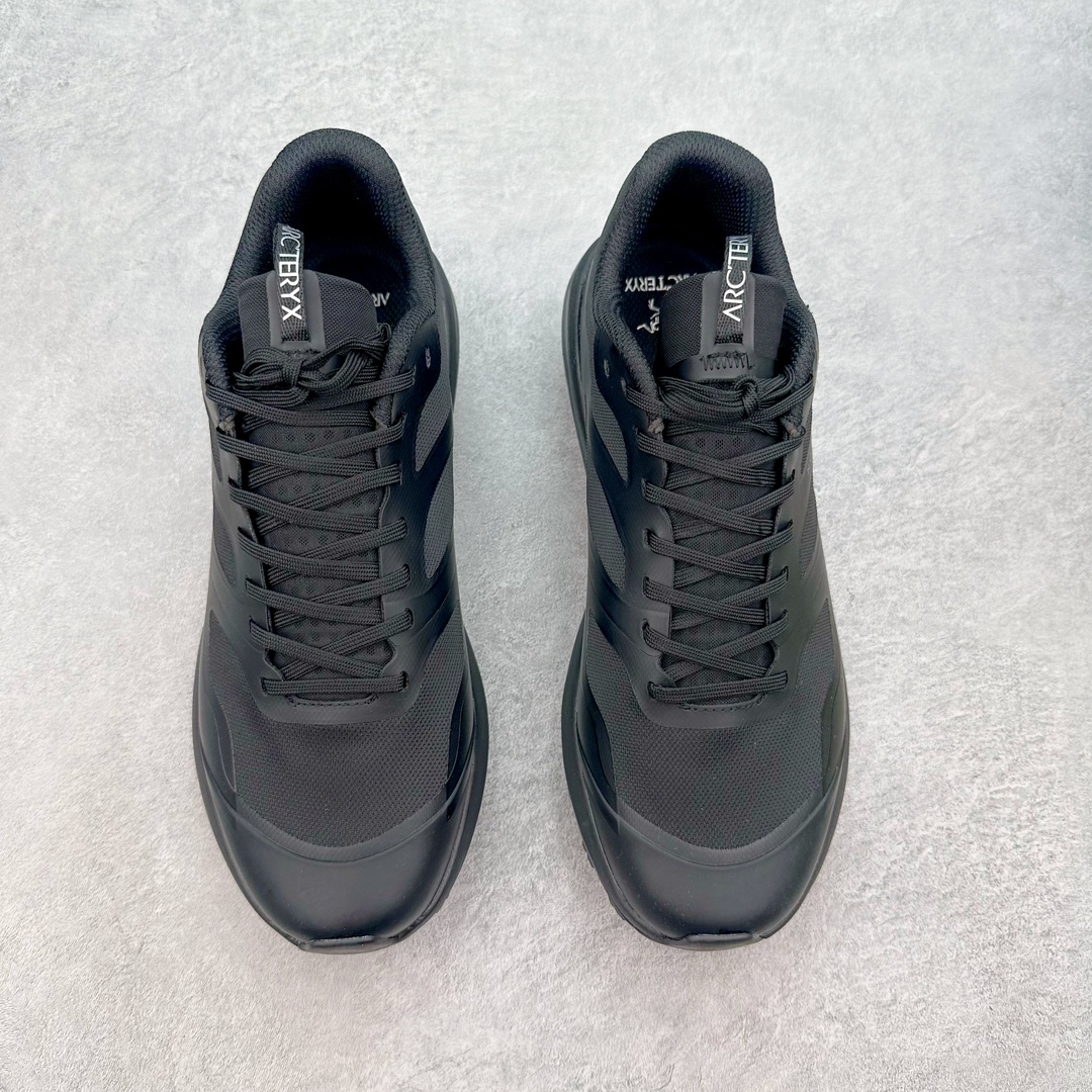 图片[2]-＃纯原 加拿大品牌 始祖鸟·Arc\’teryx Norvan LD 3 GTX Trail 北温哥华三代系列长距离越野徒步户外运动跑鞋 ARC\’TERYX始祖鸟，户外运动产品的天花板品牌，2017年发布第一款越野跑鞋NORVAN VT，始祖鸟的越野跑鞋分为三个系列，分别是：VT（Vertical Terrain垂直地形）、LD（Long Distance长距离）、SL（Super Light超轻），发展到今日已经更新到了第三代产品，而NORVAN的命名源于北温哥华（North Vancouver）代表高性能越野跑系统。在2018年我测评了始祖鸟第一代长距离越野跑鞋NORVAN LD，而这次测评的，正是该系列的第三代产品NORVAN LD 3，它与初代相比可以说是脱胎换骨的改变。在整体外观方面，NORVAN LD 3保持了ARC\’TERYX始祖鸟一贯的设计风格，配色一如既往的“素”，使用纯色营造出高级感。鞋面采用单层网孔Cordura®鞋面，与初代的紧密编织鞋面相比透气性能更好，鞋面热压了TPU薄膜支撑鞋面，得益于靠近中底整圈的热压TPU，使NORVAN LD 3的涉水深度更深。NORVAN LD 3帮面一体成型，只在跟杯正中进行缝合，跟杯有硬质港宝，能有效支撑和锁定足跟，足跟外侧印刷了ARC\’TERYX始祖鸟LOGO。鞋头多层防踢设计保护脚趾，避免脚趾踢到尖利的岩石导致受伤。尺码：36 36.5 37.5 38 38.5 39 40 40.5 41 42 42.5 43 44 44.5 45 46-选品中心