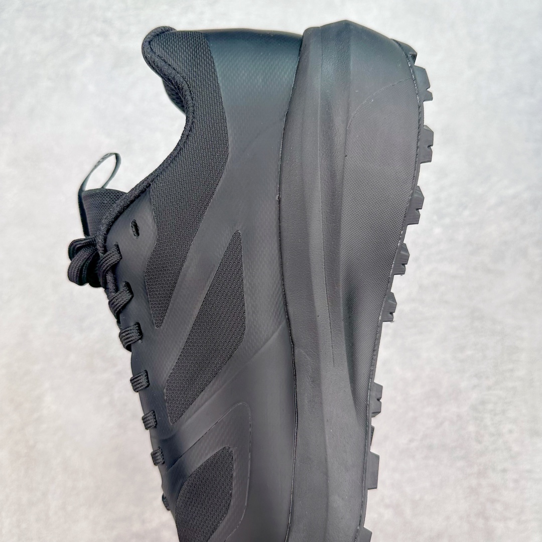 图片[7]-＃纯原 加拿大品牌 始祖鸟·Arc\’teryx Norvan LD 3 GTX Trail 北温哥华三代系列长距离越野徒步户外运动跑鞋 ARC\’TERYX始祖鸟，户外运动产品的天花板品牌，2017年发布第一款越野跑鞋NORVAN VT，始祖鸟的越野跑鞋分为三个系列，分别是：VT（Vertical Terrain垂直地形）、LD（Long Distance长距离）、SL（Super Light超轻），发展到今日已经更新到了第三代产品，而NORVAN的命名源于北温哥华（North Vancouver）代表高性能越野跑系统。在2018年我测评了始祖鸟第一代长距离越野跑鞋NORVAN LD，而这次测评的，正是该系列的第三代产品NORVAN LD 3，它与初代相比可以说是脱胎换骨的改变。在整体外观方面，NORVAN LD 3保持了ARC\’TERYX始祖鸟一贯的设计风格，配色一如既往的“素”，使用纯色营造出高级感。鞋面采用单层网孔Cordura®鞋面，与初代的紧密编织鞋面相比透气性能更好，鞋面热压了TPU薄膜支撑鞋面，得益于靠近中底整圈的热压TPU，使NORVAN LD 3的涉水深度更深。NORVAN LD 3帮面一体成型，只在跟杯正中进行缝合，跟杯有硬质港宝，能有效支撑和锁定足跟，足跟外侧印刷了ARC\’TERYX始祖鸟LOGO。鞋头多层防踢设计保护脚趾，避免脚趾踢到尖利的岩石导致受伤。尺码：36 36.5 37.5 38 38.5 39 40 40.5 41 42 42.5 43 44 44.5 45 46-选品中心