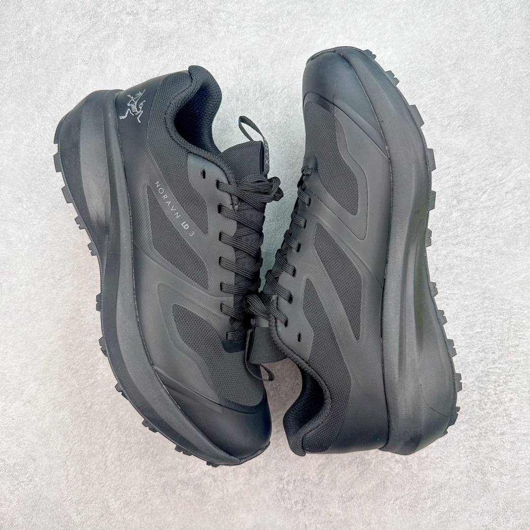 图片[3]-＃纯原 加拿大品牌 始祖鸟·Arc\’teryx Norvan LD 3 GTX Trail 北温哥华三代系列长距离越野徒步户外运动跑鞋 ARC\’TERYX始祖鸟，户外运动产品的天花板品牌，2017年发布第一款越野跑鞋NORVAN VT，始祖鸟的越野跑鞋分为三个系列，分别是：VT（Vertical Terrain垂直地形）、LD（Long Distance长距离）、SL（Super Light超轻），发展到今日已经更新到了第三代产品，而NORVAN的命名源于北温哥华（North Vancouver）代表高性能越野跑系统。在2018年我测评了始祖鸟第一代长距离越野跑鞋NORVAN LD，而这次测评的，正是该系列的第三代产品NORVAN LD 3，它与初代相比可以说是脱胎换骨的改变。在整体外观方面，NORVAN LD 3保持了ARC\’TERYX始祖鸟一贯的设计风格，配色一如既往的“素”，使用纯色营造出高级感。鞋面采用单层网孔Cordura®鞋面，与初代的紧密编织鞋面相比透气性能更好，鞋面热压了TPU薄膜支撑鞋面，得益于靠近中底整圈的热压TPU，使NORVAN LD 3的涉水深度更深。NORVAN LD 3帮面一体成型，只在跟杯正中进行缝合，跟杯有硬质港宝，能有效支撑和锁定足跟，足跟外侧印刷了ARC\’TERYX始祖鸟LOGO。鞋头多层防踢设计保护脚趾，避免脚趾踢到尖利的岩石导致受伤。尺码：36 36.5 37.5 38 38.5 39 40 40.5 41 42 42.5 43 44 44.5 45 46-选品中心