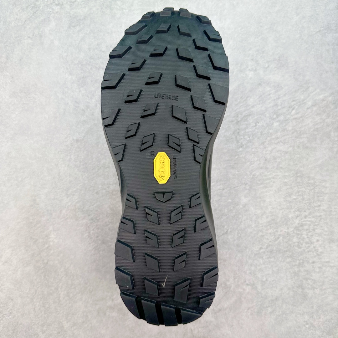 图片[9]-＃纯原 加拿大品牌 始祖鸟·Arc\’teryx Norvan LD 3 GTX Trail 北温哥华三代系列长距离越野徒步户外运动跑鞋 ARC\’TERYX始祖鸟，户外运动产品的天花板品牌，2017年发布第一款越野跑鞋NORVAN VT，始祖鸟的越野跑鞋分为三个系列，分别是：VT（Vertical Terrain垂直地形）、LD（Long Distance长距离）、SL（Super Light超轻），发展到今日已经更新到了第三代产品，而NORVAN的命名源于北温哥华（North Vancouver）代表高性能越野跑系统。在2018年我测评了始祖鸟第一代长距离越野跑鞋NORVAN LD，而这次测评的，正是该系列的第三代产品NORVAN LD 3，它与初代相比可以说是脱胎换骨的改变。在整体外观方面，NORVAN LD 3保持了ARC\’TERYX始祖鸟一贯的设计风格，配色一如既往的“素”，使用纯色营造出高级感。鞋面采用单层网孔Cordura®鞋面，与初代的紧密编织鞋面相比透气性能更好，鞋面热压了TPU薄膜支撑鞋面，得益于靠近中底整圈的热压TPU，使NORVAN LD 3的涉水深度更深。NORVAN LD 3帮面一体成型，只在跟杯正中进行缝合，跟杯有硬质港宝，能有效支撑和锁定足跟，足跟外侧印刷了ARC\’TERYX始祖鸟LOGO。鞋头多层防踢设计保护脚趾，避免脚趾踢到尖利的岩石导致受伤。尺码：36 36.5 37.5 38 38.5 39 40 40.5 41 42 42.5 43 44 44.5 45 46-选品中心