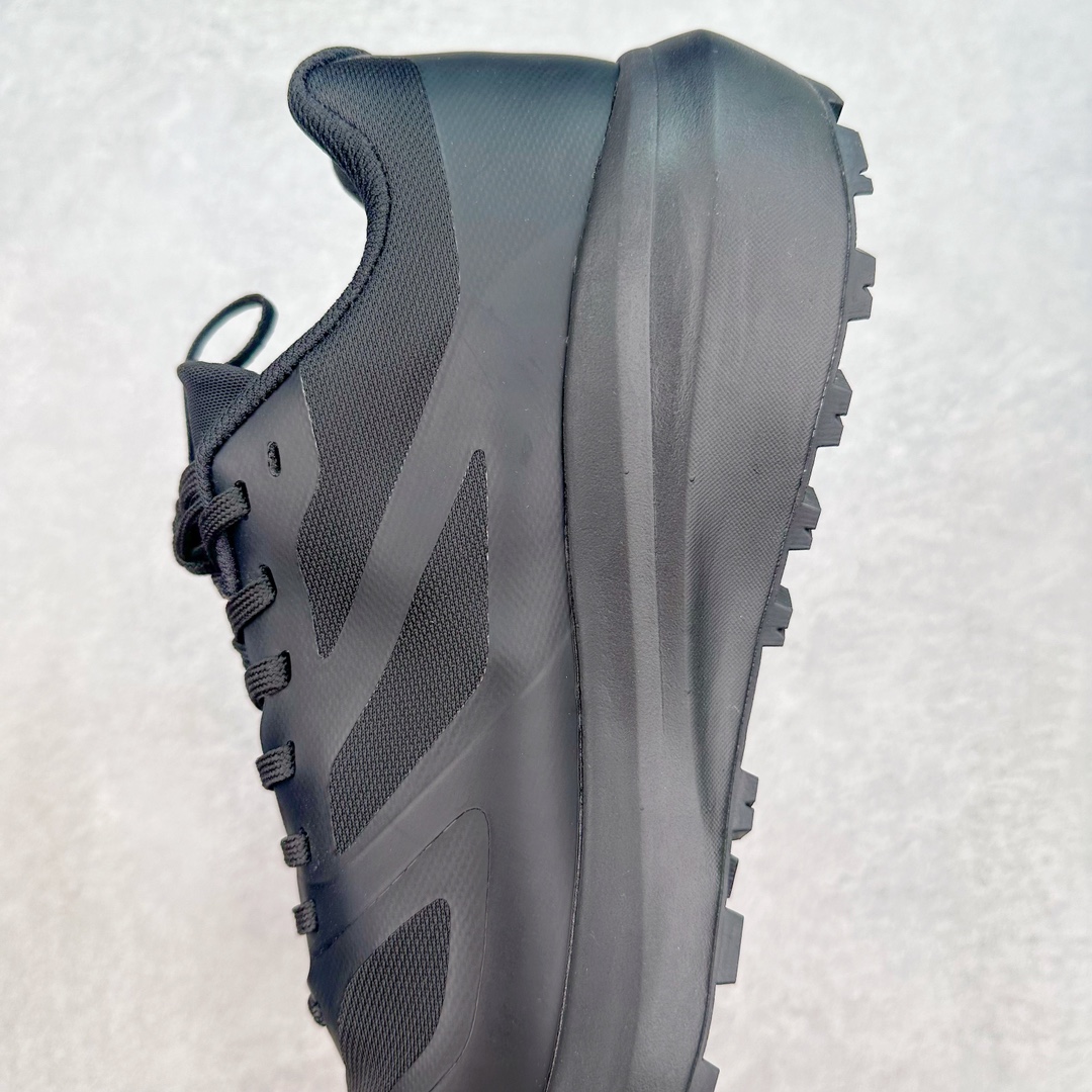 图片[7]-＃纯原 加拿大品牌 始祖鸟·Arc\’teryx Norvan LD 3 GTX Trail 北温哥华三代系列长距离越野徒步户外运动跑鞋 ARC\’TERYX始祖鸟，户外运动产品的天花板品牌，2017年发布第一款越野跑鞋NORVAN VT，始祖鸟的越野跑鞋分为三个系列，分别是：VT（Vertical Terrain垂直地形）、LD（Long Distance长距离）、SL（Super Light超轻），发展到今日已经更新到了第三代产品，而NORVAN的命名源于北温哥华（North Vancouver）代表高性能越野跑系统。在2018年我测评了始祖鸟第一代长距离越野跑鞋NORVAN LD，而这次测评的，正是该系列的第三代产品NORVAN LD 3，它与初代相比可以说是脱胎换骨的改变。在整体外观方面，NORVAN LD 3保持了ARC\’TERYX始祖鸟一贯的设计风格，配色一如既往的“素”，使用纯色营造出高级感。鞋面采用单层网孔Cordura®鞋面，与初代的紧密编织鞋面相比透气性能更好，鞋面热压了TPU薄膜支撑鞋面，得益于靠近中底整圈的热压TPU，使NORVAN LD 3的涉水深度更深。NORVAN LD 3帮面一体成型，只在跟杯正中进行缝合，跟杯有硬质港宝，能有效支撑和锁定足跟，足跟外侧印刷了ARC\’TERYX始祖鸟LOGO。鞋头多层防踢设计保护脚趾，避免脚趾踢到尖利的岩石导致受伤。尺码：36 36.5 37.5 38 38.5 39 40 40.5 41 42 42.5 43 44 44.5 45 46-选品中心