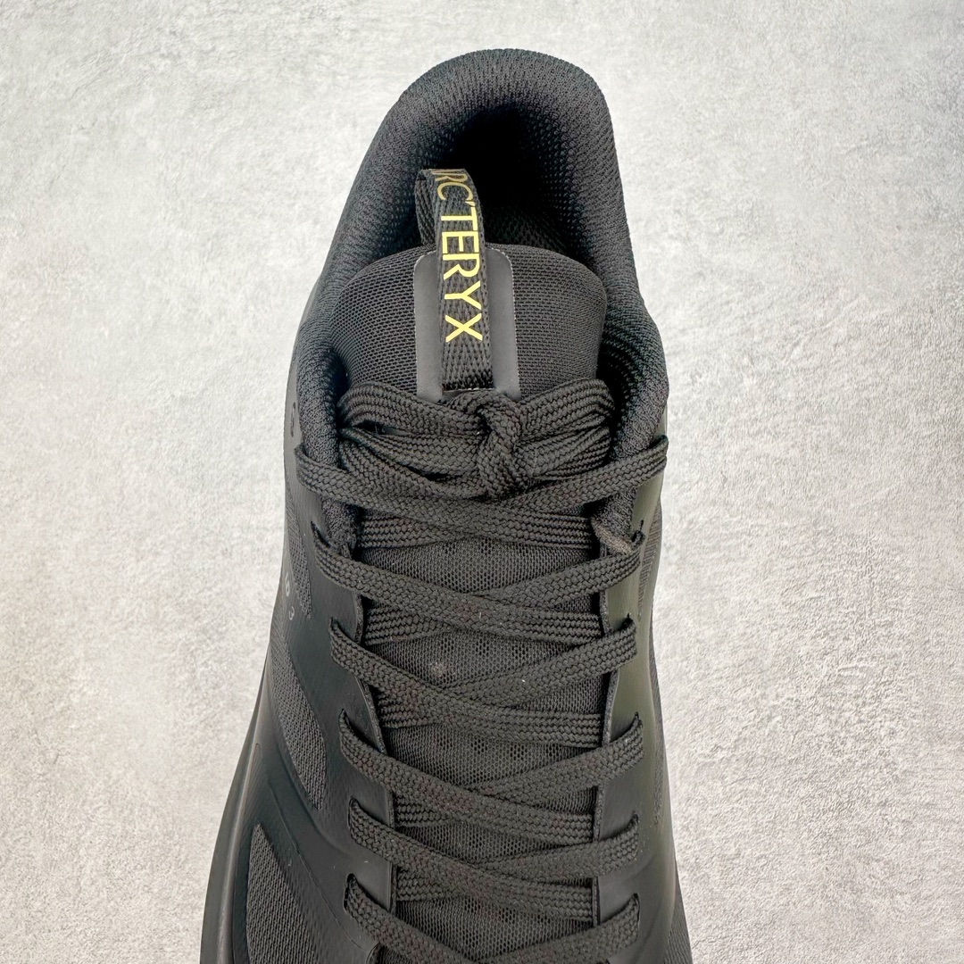 图片[5]-＃纯原 加拿大品牌 始祖鸟·Arc\’teryx Norvan LD 3 GTX Trail 北温哥华三代系列长距离越野徒步户外运动跑鞋 ARC\’TERYX始祖鸟，户外运动产品的天花板品牌，2017年发布第一款越野跑鞋NORVAN VT，始祖鸟的越野跑鞋分为三个系列，分别是：VT（Vertical Terrain垂直地形）、LD（Long Distance长距离）、SL（Super Light超轻），发展到今日已经更新到了第三代产品，而NORVAN的命名源于北温哥华（North Vancouver）代表高性能越野跑系统。在2018年我测评了始祖鸟第一代长距离越野跑鞋NORVAN LD，而这次测评的，正是该系列的第三代产品NORVAN LD 3，它与初代相比可以说是脱胎换骨的改变。在整体外观方面，NORVAN LD 3保持了ARC\’TERYX始祖鸟一贯的设计风格，配色一如既往的“素”，使用纯色营造出高级感。鞋面采用单层网孔Cordura®鞋面，与初代的紧密编织鞋面相比透气性能更好，鞋面热压了TPU薄膜支撑鞋面，得益于靠近中底整圈的热压TPU，使NORVAN LD 3的涉水深度更深。NORVAN LD 3帮面一体成型，只在跟杯正中进行缝合，跟杯有硬质港宝，能有效支撑和锁定足跟，足跟外侧印刷了ARC\’TERYX始祖鸟LOGO。鞋头多层防踢设计保护脚趾，避免脚趾踢到尖利的岩石导致受伤。尺码：36 36.5 37.5 38 38.5 39 40 40.5 41 42 42.5 43 44 44.5 45 46-选品中心