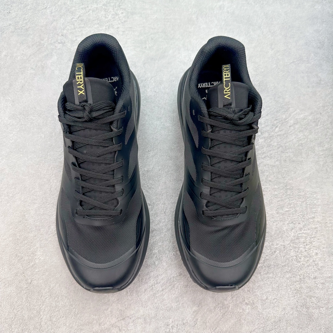 图片[2]-＃纯原 加拿大品牌 始祖鸟·Arc\’teryx Norvan LD 3 GTX Trail 北温哥华三代系列长距离越野徒步户外运动跑鞋 ARC\’TERYX始祖鸟，户外运动产品的天花板品牌，2017年发布第一款越野跑鞋NORVAN VT，始祖鸟的越野跑鞋分为三个系列，分别是：VT（Vertical Terrain垂直地形）、LD（Long Distance长距离）、SL（Super Light超轻），发展到今日已经更新到了第三代产品，而NORVAN的命名源于北温哥华（North Vancouver）代表高性能越野跑系统。在2018年我测评了始祖鸟第一代长距离越野跑鞋NORVAN LD，而这次测评的，正是该系列的第三代产品NORVAN LD 3，它与初代相比可以说是脱胎换骨的改变。在整体外观方面，NORVAN LD 3保持了ARC\’TERYX始祖鸟一贯的设计风格，配色一如既往的“素”，使用纯色营造出高级感。鞋面采用单层网孔Cordura®鞋面，与初代的紧密编织鞋面相比透气性能更好，鞋面热压了TPU薄膜支撑鞋面，得益于靠近中底整圈的热压TPU，使NORVAN LD 3的涉水深度更深。NORVAN LD 3帮面一体成型，只在跟杯正中进行缝合，跟杯有硬质港宝，能有效支撑和锁定足跟，足跟外侧印刷了ARC\’TERYX始祖鸟LOGO。鞋头多层防踢设计保护脚趾，避免脚趾踢到尖利的岩石导致受伤。尺码：36 36.5 37.5 38 38.5 39 40 40.5 41 42 42.5 43 44 44.5 45 46-选品中心