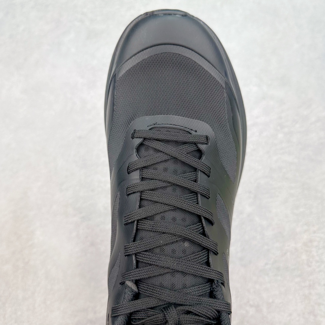 图片[4]-＃纯原 加拿大品牌 始祖鸟·Arc\’teryx Norvan LD 3 GTX Trail 北温哥华三代系列长距离越野徒步户外运动跑鞋 ARC\’TERYX始祖鸟，户外运动产品的天花板品牌，2017年发布第一款越野跑鞋NORVAN VT，始祖鸟的越野跑鞋分为三个系列，分别是：VT（Vertical Terrain垂直地形）、LD（Long Distance长距离）、SL（Super Light超轻），发展到今日已经更新到了第三代产品，而NORVAN的命名源于北温哥华（North Vancouver）代表高性能越野跑系统。在2018年我测评了始祖鸟第一代长距离越野跑鞋NORVAN LD，而这次测评的，正是该系列的第三代产品NORVAN LD 3，它与初代相比可以说是脱胎换骨的改变。在整体外观方面，NORVAN LD 3保持了ARC\’TERYX始祖鸟一贯的设计风格，配色一如既往的“素”，使用纯色营造出高级感。鞋面采用单层网孔Cordura®鞋面，与初代的紧密编织鞋面相比透气性能更好，鞋面热压了TPU薄膜支撑鞋面，得益于靠近中底整圈的热压TPU，使NORVAN LD 3的涉水深度更深。NORVAN LD 3帮面一体成型，只在跟杯正中进行缝合，跟杯有硬质港宝，能有效支撑和锁定足跟，足跟外侧印刷了ARC\’TERYX始祖鸟LOGO。鞋头多层防踢设计保护脚趾，避免脚趾踢到尖利的岩石导致受伤。尺码：36 36.5 37.5 38 38.5 39 40 40.5 41 42 42.5 43 44 44.5 45 46-选品中心