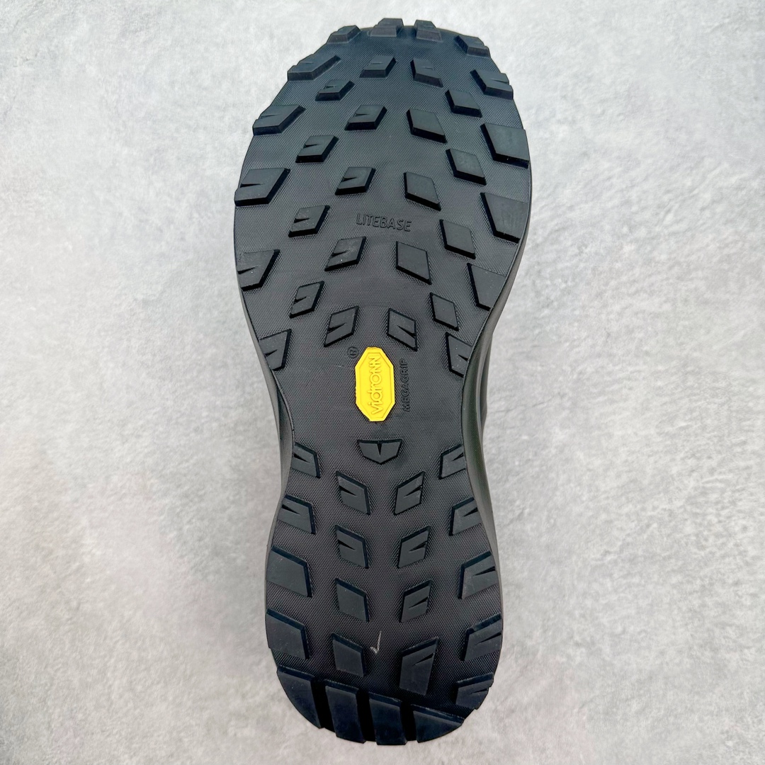 图片[9]-＃纯原 加拿大品牌 始祖鸟·Arc\’teryx Norvan LD 3 GTX Trail 北温哥华三代系列长距离越野徒步户外运动跑鞋 ARC\’TERYX始祖鸟，户外运动产品的天花板品牌，2017年发布第一款越野跑鞋NORVAN VT，始祖鸟的越野跑鞋分为三个系列，分别是：VT（Vertical Terrain垂直地形）、LD（Long Distance长距离）、SL（Super Light超轻），发展到今日已经更新到了第三代产品，而NORVAN的命名源于北温哥华（North Vancouver）代表高性能越野跑系统。在2018年我测评了始祖鸟第一代长距离越野跑鞋NORVAN LD，而这次测评的，正是该系列的第三代产品NORVAN LD 3，它与初代相比可以说是脱胎换骨的改变。在整体外观方面，NORVAN LD 3保持了ARC\’TERYX始祖鸟一贯的设计风格，配色一如既往的“素”，使用纯色营造出高级感。鞋面采用单层网孔Cordura®鞋面，与初代的紧密编织鞋面相比透气性能更好，鞋面热压了TPU薄膜支撑鞋面，得益于靠近中底整圈的热压TPU，使NORVAN LD 3的涉水深度更深。NORVAN LD 3帮面一体成型，只在跟杯正中进行缝合，跟杯有硬质港宝，能有效支撑和锁定足跟，足跟外侧印刷了ARC\’TERYX始祖鸟LOGO。鞋头多层防踢设计保护脚趾，避免脚趾踢到尖利的岩石导致受伤。尺码：36 36.5 37.5 38 38.5 39 40 40.5 41 42 42.5 43 44 44.5 45 46-选品中心