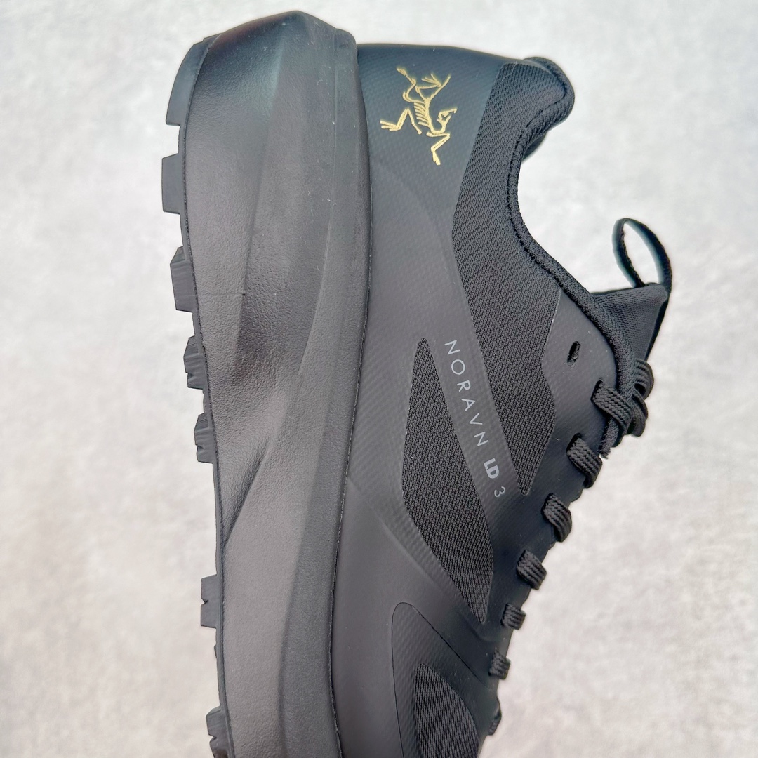 图片[6]-＃纯原 加拿大品牌 始祖鸟·Arc\’teryx Norvan LD 3 GTX Trail 北温哥华三代系列长距离越野徒步户外运动跑鞋 ARC\’TERYX始祖鸟，户外运动产品的天花板品牌，2017年发布第一款越野跑鞋NORVAN VT，始祖鸟的越野跑鞋分为三个系列，分别是：VT（Vertical Terrain垂直地形）、LD（Long Distance长距离）、SL（Super Light超轻），发展到今日已经更新到了第三代产品，而NORVAN的命名源于北温哥华（North Vancouver）代表高性能越野跑系统。在2018年我测评了始祖鸟第一代长距离越野跑鞋NORVAN LD，而这次测评的，正是该系列的第三代产品NORVAN LD 3，它与初代相比可以说是脱胎换骨的改变。在整体外观方面，NORVAN LD 3保持了ARC\’TERYX始祖鸟一贯的设计风格，配色一如既往的“素”，使用纯色营造出高级感。鞋面采用单层网孔Cordura®鞋面，与初代的紧密编织鞋面相比透气性能更好，鞋面热压了TPU薄膜支撑鞋面，得益于靠近中底整圈的热压TPU，使NORVAN LD 3的涉水深度更深。NORVAN LD 3帮面一体成型，只在跟杯正中进行缝合，跟杯有硬质港宝，能有效支撑和锁定足跟，足跟外侧印刷了ARC\’TERYX始祖鸟LOGO。鞋头多层防踢设计保护脚趾，避免脚趾踢到尖利的岩石导致受伤。尺码：36 36.5 37.5 38 38.5 39 40 40.5 41 42 42.5 43 44 44.5 45 46-选品中心