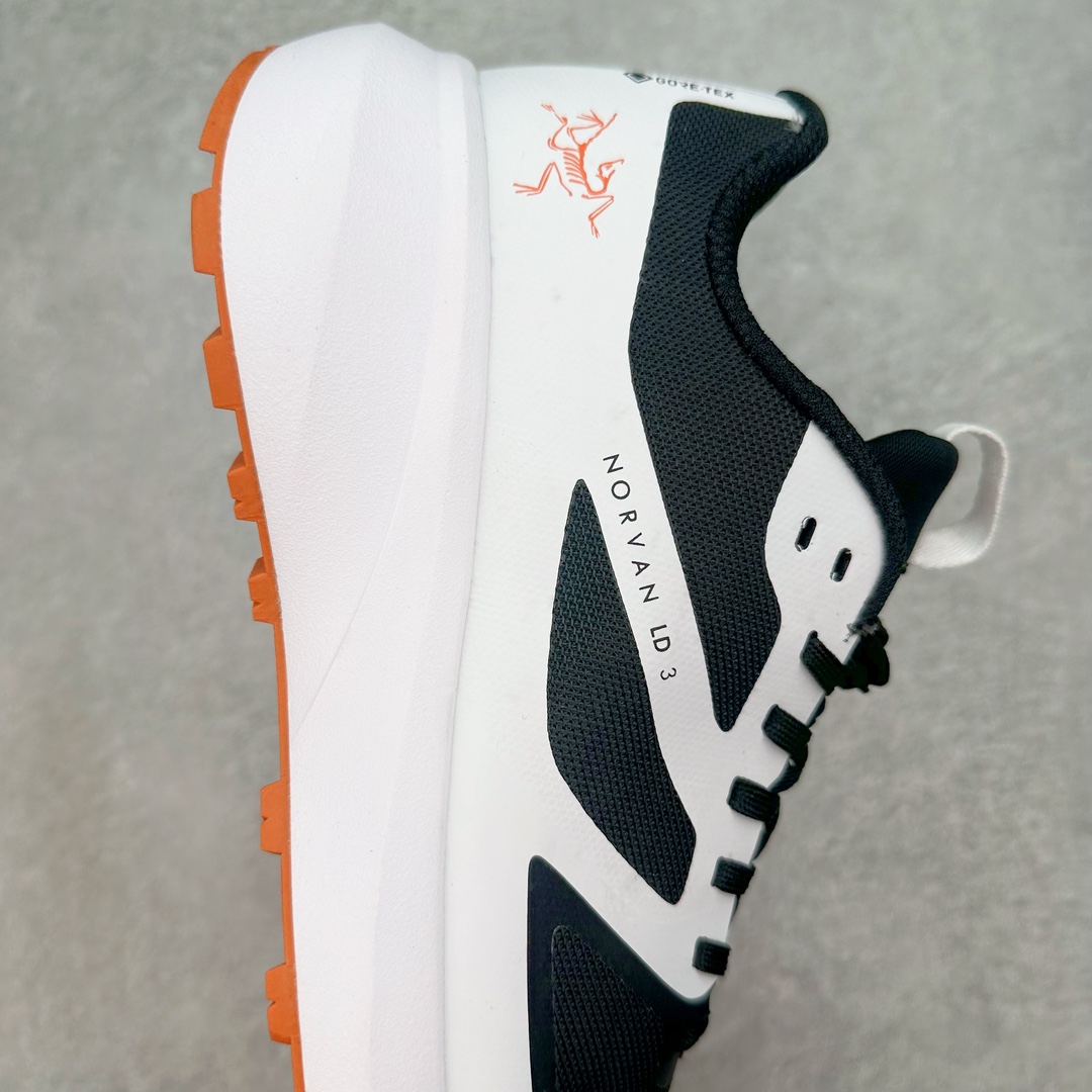 图片[6]-＃纯原 加拿大品牌 始祖鸟·Arc\’teryx Norvan LD 3 GTX Trail 北温哥华三代系列长距离越野徒步户外运动跑鞋 ARC\’TERYX始祖鸟，户外运动产品的天花板品牌，2017年发布第一款越野跑鞋NORVAN VT，始祖鸟的越野跑鞋分为三个系列，分别是：VT（Vertical Terrain垂直地形）、LD（Long Distance长距离）、SL（Super Light超轻），发展到今日已经更新到了第三代产品，而NORVAN的命名源于北温哥华（North Vancouver）代表高性能越野跑系统。在2018年我测评了始祖鸟第一代长距离越野跑鞋NORVAN LD，而这次测评的，正是该系列的第三代产品NORVAN LD 3，它与初代相比可以说是脱胎换骨的改变。在整体外观方面，NORVAN LD 3保持了ARC\’TERYX始祖鸟一贯的设计风格，配色一如既往的“素”，使用纯色营造出高级感。鞋面采用单层网孔Cordura®鞋面，与初代的紧密编织鞋面相比透气性能更好，鞋面热压了TPU薄膜支撑鞋面，得益于靠近中底整圈的热压TPU，使NORVAN LD 3的涉水深度更深。NORVAN LD 3帮面一体成型，只在跟杯正中进行缝合，跟杯有硬质港宝，能有效支撑和锁定足跟，足跟外侧印刷了ARC\’TERYX始祖鸟LOGO。鞋头多层防踢设计保护脚趾，避免脚趾踢到尖利的岩石导致受伤。尺码：36 36.5 37.5 38 38.5 39 40 40.5 41 42 42.5 43 44 44.5 45 46-选品中心