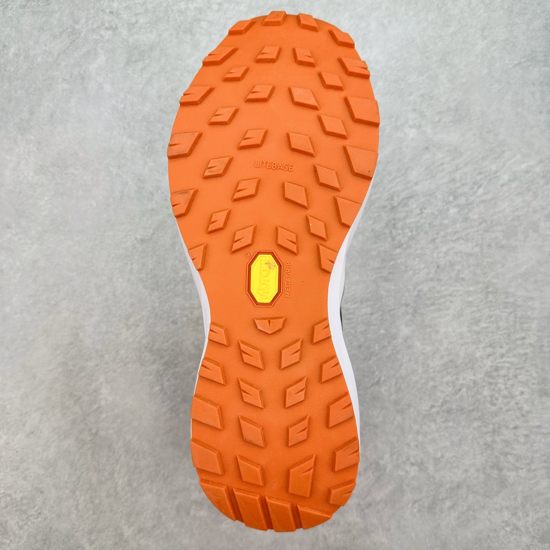 图片[9]-＃纯原 加拿大品牌 始祖鸟·Arc\’teryx Norvan LD 3 GTX Trail 北温哥华三代系列长距离越野徒步户外运动跑鞋 ARC\’TERYX始祖鸟，户外运动产品的天花板品牌，2017年发布第一款越野跑鞋NORVAN VT，始祖鸟的越野跑鞋分为三个系列，分别是：VT（Vertical Terrain垂直地形）、LD（Long Distance长距离）、SL（Super Light超轻），发展到今日已经更新到了第三代产品，而NORVAN的命名源于北温哥华（North Vancouver）代表高性能越野跑系统。在2018年我测评了始祖鸟第一代长距离越野跑鞋NORVAN LD，而这次测评的，正是该系列的第三代产品NORVAN LD 3，它与初代相比可以说是脱胎换骨的改变。在整体外观方面，NORVAN LD 3保持了ARC\’TERYX始祖鸟一贯的设计风格，配色一如既往的“素”，使用纯色营造出高级感。鞋面采用单层网孔Cordura®鞋面，与初代的紧密编织鞋面相比透气性能更好，鞋面热压了TPU薄膜支撑鞋面，得益于靠近中底整圈的热压TPU，使NORVAN LD 3的涉水深度更深。NORVAN LD 3帮面一体成型，只在跟杯正中进行缝合，跟杯有硬质港宝，能有效支撑和锁定足跟，足跟外侧印刷了ARC\’TERYX始祖鸟LOGO。鞋头多层防踢设计保护脚趾，避免脚趾踢到尖利的岩石导致受伤。尺码：36 36.5 37.5 38 38.5 39 40 40.5 41 42 42.5 43 44 44.5 45 46-选品中心