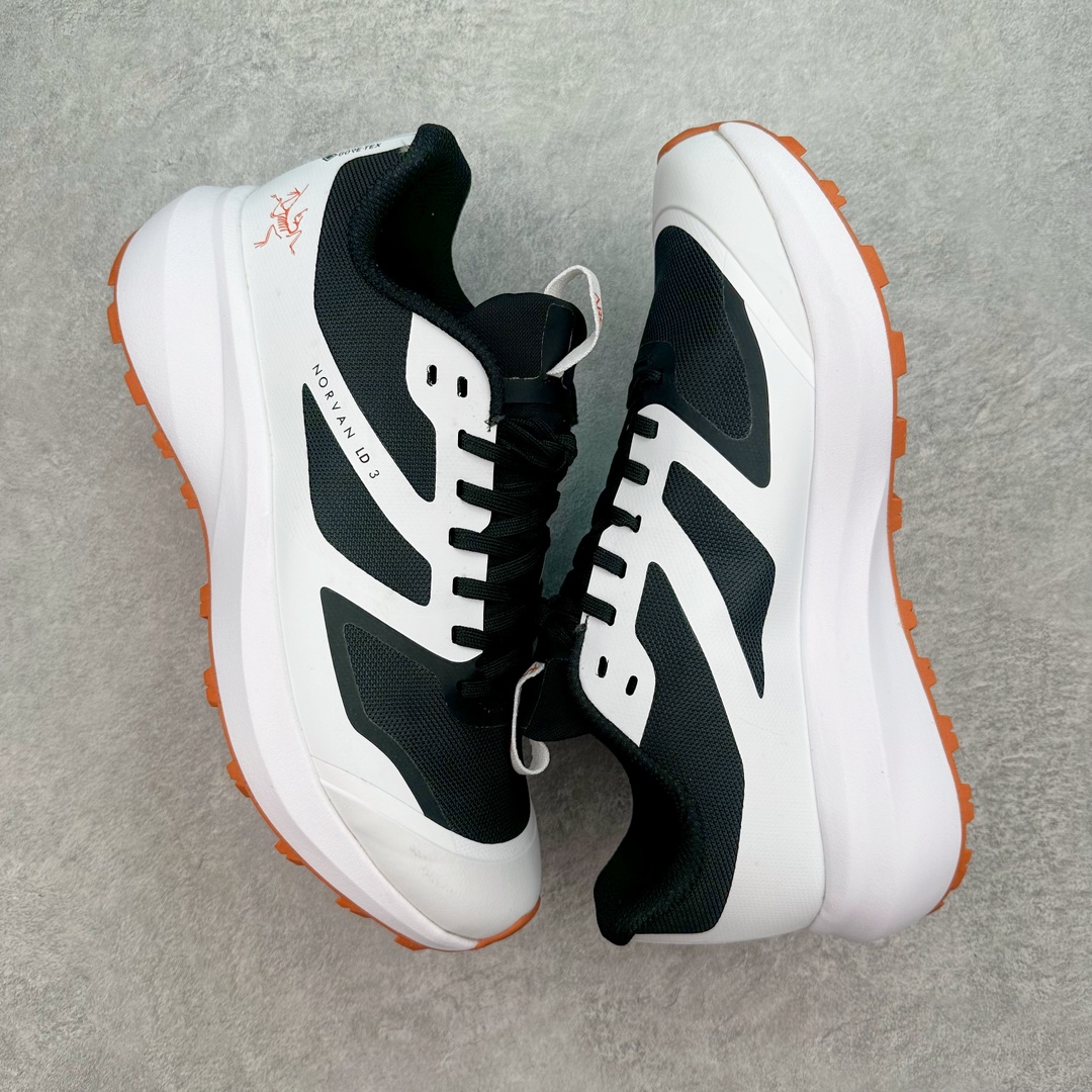 图片[3]-＃纯原 加拿大品牌 始祖鸟·Arc\’teryx Norvan LD 3 GTX Trail 北温哥华三代系列长距离越野徒步户外运动跑鞋 ARC\’TERYX始祖鸟，户外运动产品的天花板品牌，2017年发布第一款越野跑鞋NORVAN VT，始祖鸟的越野跑鞋分为三个系列，分别是：VT（Vertical Terrain垂直地形）、LD（Long Distance长距离）、SL（Super Light超轻），发展到今日已经更新到了第三代产品，而NORVAN的命名源于北温哥华（North Vancouver）代表高性能越野跑系统。在2018年我测评了始祖鸟第一代长距离越野跑鞋NORVAN LD，而这次测评的，正是该系列的第三代产品NORVAN LD 3，它与初代相比可以说是脱胎换骨的改变。在整体外观方面，NORVAN LD 3保持了ARC\’TERYX始祖鸟一贯的设计风格，配色一如既往的“素”，使用纯色营造出高级感。鞋面采用单层网孔Cordura®鞋面，与初代的紧密编织鞋面相比透气性能更好，鞋面热压了TPU薄膜支撑鞋面，得益于靠近中底整圈的热压TPU，使NORVAN LD 3的涉水深度更深。NORVAN LD 3帮面一体成型，只在跟杯正中进行缝合，跟杯有硬质港宝，能有效支撑和锁定足跟，足跟外侧印刷了ARC\’TERYX始祖鸟LOGO。鞋头多层防踢设计保护脚趾，避免脚趾踢到尖利的岩石导致受伤。尺码：36 36.5 37.5 38 38.5 39 40 40.5 41 42 42.5 43 44 44.5 45 46-选品中心