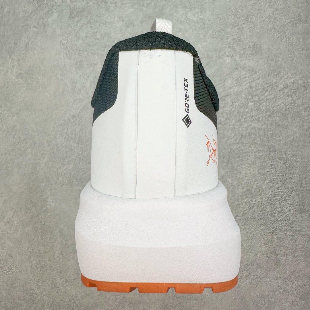 图片[8]-＃纯原 加拿大品牌 始祖鸟·Arc\’teryx Norvan LD 3 GTX Trail 北温哥华三代系列长距离越野徒步户外运动跑鞋 ARC\’TERYX始祖鸟，户外运动产品的天花板品牌，2017年发布第一款越野跑鞋NORVAN VT，始祖鸟的越野跑鞋分为三个系列，分别是：VT（Vertical Terrain垂直地形）、LD（Long Distance长距离）、SL（Super Light超轻），发展到今日已经更新到了第三代产品，而NORVAN的命名源于北温哥华（North Vancouver）代表高性能越野跑系统。在2018年我测评了始祖鸟第一代长距离越野跑鞋NORVAN LD，而这次测评的，正是该系列的第三代产品NORVAN LD 3，它与初代相比可以说是脱胎换骨的改变。在整体外观方面，NORVAN LD 3保持了ARC\’TERYX始祖鸟一贯的设计风格，配色一如既往的“素”，使用纯色营造出高级感。鞋面采用单层网孔Cordura®鞋面，与初代的紧密编织鞋面相比透气性能更好，鞋面热压了TPU薄膜支撑鞋面，得益于靠近中底整圈的热压TPU，使NORVAN LD 3的涉水深度更深。NORVAN LD 3帮面一体成型，只在跟杯正中进行缝合，跟杯有硬质港宝，能有效支撑和锁定足跟，足跟外侧印刷了ARC\’TERYX始祖鸟LOGO。鞋头多层防踢设计保护脚趾，避免脚趾踢到尖利的岩石导致受伤。尺码：36 36.5 37.5 38 38.5 39 40 40.5 41 42 42.5 43 44 44.5 45 46-选品中心