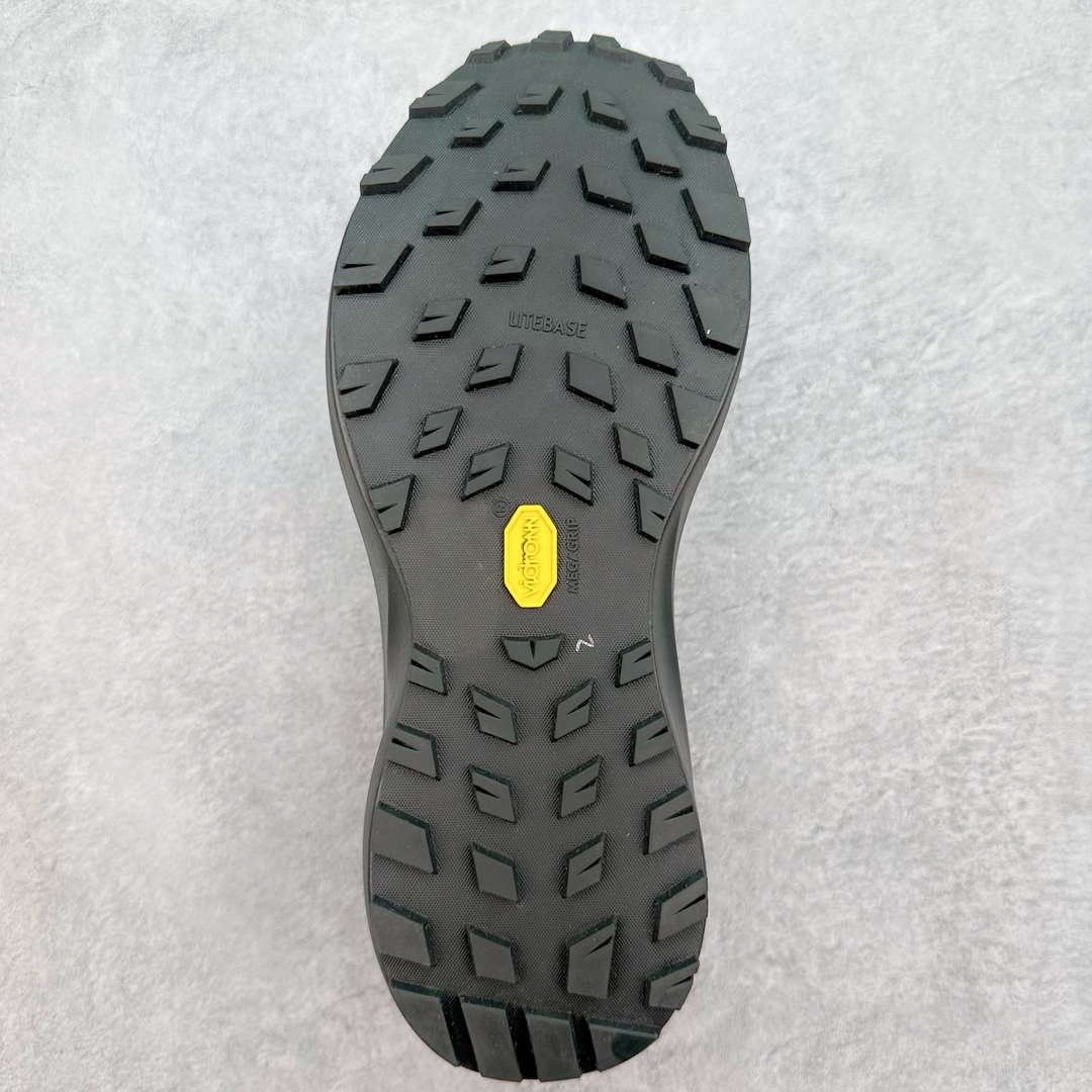 图片[9]-＃纯原 加拿大品牌 始祖鸟·Arc\’teryx Norvan LD 3 GTX Trail 北温哥华三代系列长距离越野徒步户外运动跑鞋 ARC\’TERYX始祖鸟，户外运动产品的天花板品牌，2017年发布第一款越野跑鞋NORVAN VT，始祖鸟的越野跑鞋分为三个系列，分别是：VT（Vertical Terrain垂直地形）、LD（Long Distance长距离）、SL（Super Light超轻），发展到今日已经更新到了第三代产品，而NORVAN的命名源于北温哥华（North Vancouver）代表高性能越野跑系统。在2018年我测评了始祖鸟第一代长距离越野跑鞋NORVAN LD，而这次测评的，正是该系列的第三代产品NORVAN LD 3，它与初代相比可以说是脱胎换骨的改变。在整体外观方面，NORVAN LD 3保持了ARC\’TERYX始祖鸟一贯的设计风格，配色一如既往的“素”，使用纯色营造出高级感。鞋面采用单层网孔Cordura®鞋面，与初代的紧密编织鞋面相比透气性能更好，鞋面热压了TPU薄膜支撑鞋面，得益于靠近中底整圈的热压TPU，使NORVAN LD 3的涉水深度更深。NORVAN LD 3帮面一体成型，只在跟杯正中进行缝合，跟杯有硬质港宝，能有效支撑和锁定足跟，足跟外侧印刷了ARC\’TERYX始祖鸟LOGO。鞋头多层防踢设计保护脚趾，避免脚趾踢到尖利的岩石导致受伤。尺码：36 36.5 37.5 38 38.5 39 40 40.5 41 42 42.5 43 44 44.5 45 46-选品中心