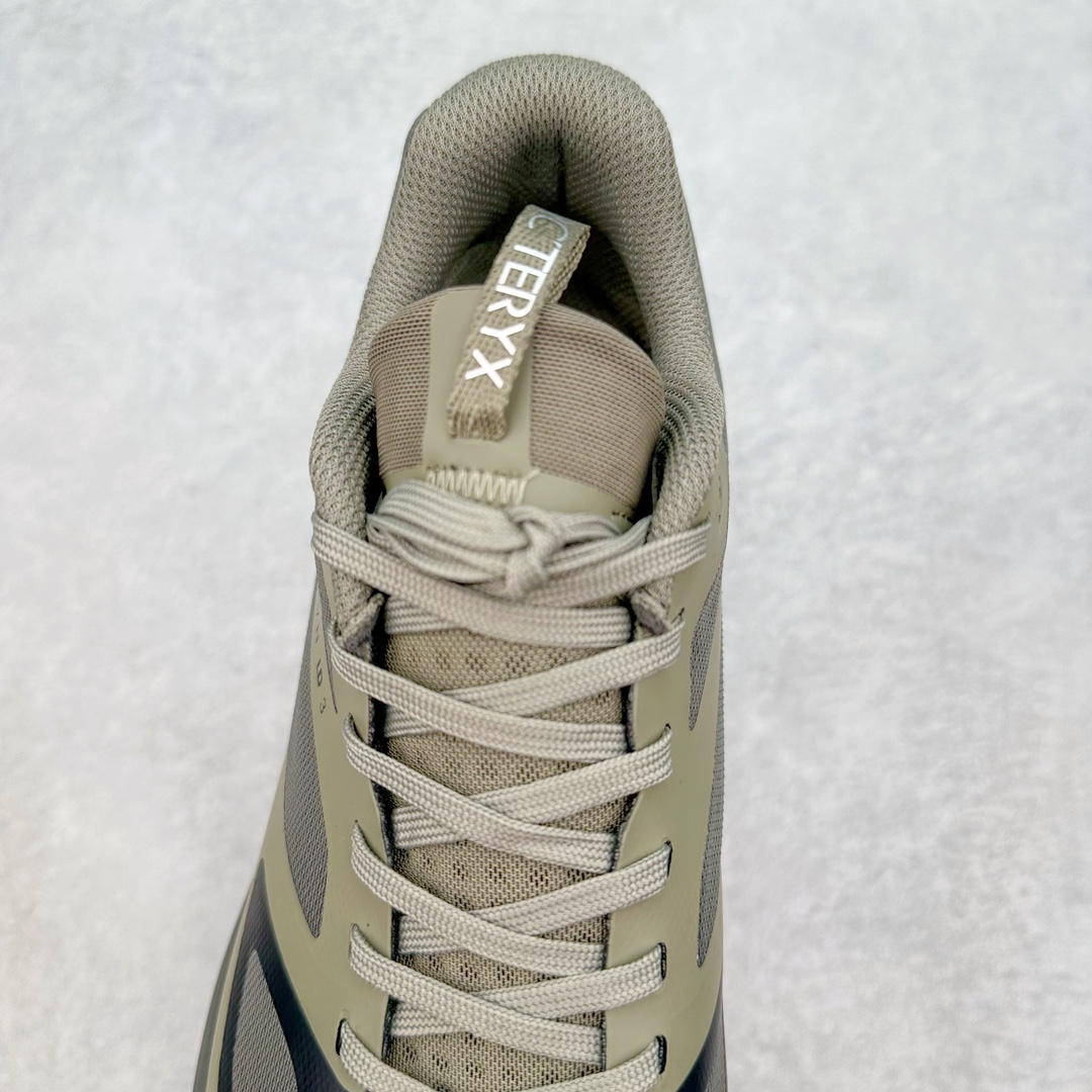 图片[5]-＃纯原 加拿大品牌 始祖鸟·Arc\’teryx Norvan LD 3 GTX Trail 北温哥华三代系列长距离越野徒步户外运动跑鞋 ARC\’TERYX始祖鸟，户外运动产品的天花板品牌，2017年发布第一款越野跑鞋NORVAN VT，始祖鸟的越野跑鞋分为三个系列，分别是：VT（Vertical Terrain垂直地形）、LD（Long Distance长距离）、SL（Super Light超轻），发展到今日已经更新到了第三代产品，而NORVAN的命名源于北温哥华（North Vancouver）代表高性能越野跑系统。在2018年我测评了始祖鸟第一代长距离越野跑鞋NORVAN LD，而这次测评的，正是该系列的第三代产品NORVAN LD 3，它与初代相比可以说是脱胎换骨的改变。在整体外观方面，NORVAN LD 3保持了ARC\’TERYX始祖鸟一贯的设计风格，配色一如既往的“素”，使用纯色营造出高级感。鞋面采用单层网孔Cordura®鞋面，与初代的紧密编织鞋面相比透气性能更好，鞋面热压了TPU薄膜支撑鞋面，得益于靠近中底整圈的热压TPU，使NORVAN LD 3的涉水深度更深。NORVAN LD 3帮面一体成型，只在跟杯正中进行缝合，跟杯有硬质港宝，能有效支撑和锁定足跟，足跟外侧印刷了ARC\’TERYX始祖鸟LOGO。鞋头多层防踢设计保护脚趾，避免脚趾踢到尖利的岩石导致受伤。尺码：36 36.5 37.5 38 38.5 39 40 40.5 41 42 42.5 43 44 44.5 45 46-选品中心