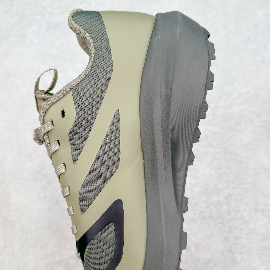 图片[7]-＃纯原 加拿大品牌 始祖鸟·Arc\’teryx Norvan LD 3 GTX Trail 北温哥华三代系列长距离越野徒步户外运动跑鞋 ARC\’TERYX始祖鸟，户外运动产品的天花板品牌，2017年发布第一款越野跑鞋NORVAN VT，始祖鸟的越野跑鞋分为三个系列，分别是：VT（Vertical Terrain垂直地形）、LD（Long Distance长距离）、SL（Super Light超轻），发展到今日已经更新到了第三代产品，而NORVAN的命名源于北温哥华（North Vancouver）代表高性能越野跑系统。在2018年我测评了始祖鸟第一代长距离越野跑鞋NORVAN LD，而这次测评的，正是该系列的第三代产品NORVAN LD 3，它与初代相比可以说是脱胎换骨的改变。在整体外观方面，NORVAN LD 3保持了ARC\’TERYX始祖鸟一贯的设计风格，配色一如既往的“素”，使用纯色营造出高级感。鞋面采用单层网孔Cordura®鞋面，与初代的紧密编织鞋面相比透气性能更好，鞋面热压了TPU薄膜支撑鞋面，得益于靠近中底整圈的热压TPU，使NORVAN LD 3的涉水深度更深。NORVAN LD 3帮面一体成型，只在跟杯正中进行缝合，跟杯有硬质港宝，能有效支撑和锁定足跟，足跟外侧印刷了ARC\’TERYX始祖鸟LOGO。鞋头多层防踢设计保护脚趾，避免脚趾踢到尖利的岩石导致受伤。尺码：36 36.5 37.5 38 38.5 39 40 40.5 41 42 42.5 43 44 44.5 45 46-选品中心