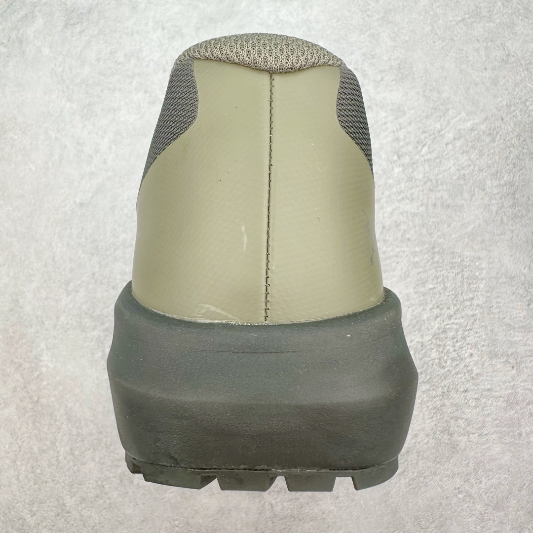 图片[8]-＃纯原 加拿大品牌 始祖鸟·Arc\’teryx Norvan LD 3 GTX Trail 北温哥华三代系列长距离越野徒步户外运动跑鞋 ARC\’TERYX始祖鸟，户外运动产品的天花板品牌，2017年发布第一款越野跑鞋NORVAN VT，始祖鸟的越野跑鞋分为三个系列，分别是：VT（Vertical Terrain垂直地形）、LD（Long Distance长距离）、SL（Super Light超轻），发展到今日已经更新到了第三代产品，而NORVAN的命名源于北温哥华（North Vancouver）代表高性能越野跑系统。在2018年我测评了始祖鸟第一代长距离越野跑鞋NORVAN LD，而这次测评的，正是该系列的第三代产品NORVAN LD 3，它与初代相比可以说是脱胎换骨的改变。在整体外观方面，NORVAN LD 3保持了ARC\’TERYX始祖鸟一贯的设计风格，配色一如既往的“素”，使用纯色营造出高级感。鞋面采用单层网孔Cordura®鞋面，与初代的紧密编织鞋面相比透气性能更好，鞋面热压了TPU薄膜支撑鞋面，得益于靠近中底整圈的热压TPU，使NORVAN LD 3的涉水深度更深。NORVAN LD 3帮面一体成型，只在跟杯正中进行缝合，跟杯有硬质港宝，能有效支撑和锁定足跟，足跟外侧印刷了ARC\’TERYX始祖鸟LOGO。鞋头多层防踢设计保护脚趾，避免脚趾踢到尖利的岩石导致受伤。尺码：36 36.5 37.5 38 38.5 39 40 40.5 41 42 42.5 43 44 44.5 45 46-选品中心