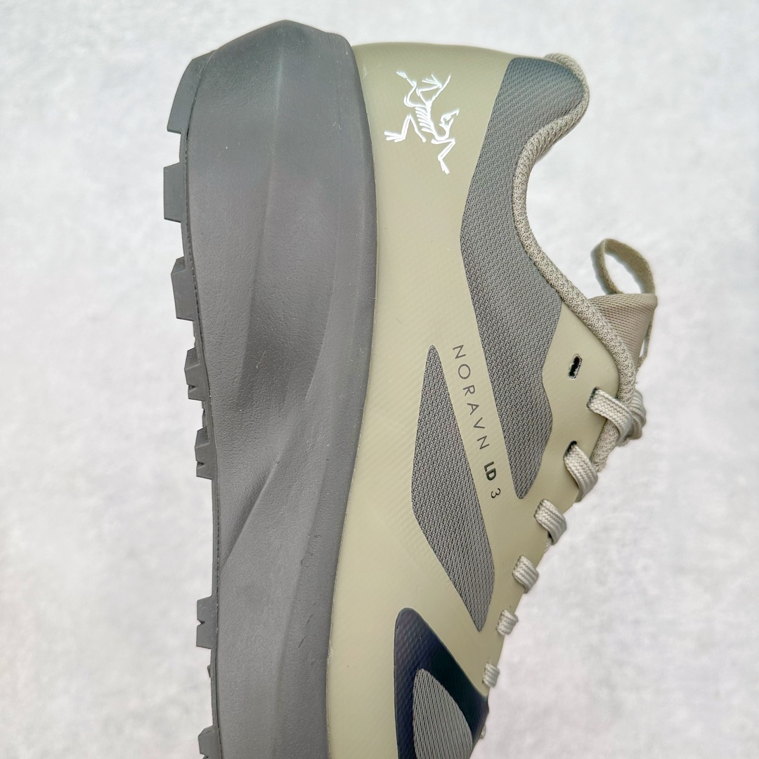 图片[6]-＃纯原 加拿大品牌 始祖鸟·Arc\’teryx Norvan LD 3 GTX Trail 北温哥华三代系列长距离越野徒步户外运动跑鞋 ARC\’TERYX始祖鸟，户外运动产品的天花板品牌，2017年发布第一款越野跑鞋NORVAN VT，始祖鸟的越野跑鞋分为三个系列，分别是：VT（Vertical Terrain垂直地形）、LD（Long Distance长距离）、SL（Super Light超轻），发展到今日已经更新到了第三代产品，而NORVAN的命名源于北温哥华（North Vancouver）代表高性能越野跑系统。在2018年我测评了始祖鸟第一代长距离越野跑鞋NORVAN LD，而这次测评的，正是该系列的第三代产品NORVAN LD 3，它与初代相比可以说是脱胎换骨的改变。在整体外观方面，NORVAN LD 3保持了ARC\’TERYX始祖鸟一贯的设计风格，配色一如既往的“素”，使用纯色营造出高级感。鞋面采用单层网孔Cordura®鞋面，与初代的紧密编织鞋面相比透气性能更好，鞋面热压了TPU薄膜支撑鞋面，得益于靠近中底整圈的热压TPU，使NORVAN LD 3的涉水深度更深。NORVAN LD 3帮面一体成型，只在跟杯正中进行缝合，跟杯有硬质港宝，能有效支撑和锁定足跟，足跟外侧印刷了ARC\’TERYX始祖鸟LOGO。鞋头多层防踢设计保护脚趾，避免脚趾踢到尖利的岩石导致受伤。尺码：36 36.5 37.5 38 38.5 39 40 40.5 41 42 42.5 43 44 44.5 45 46-选品中心