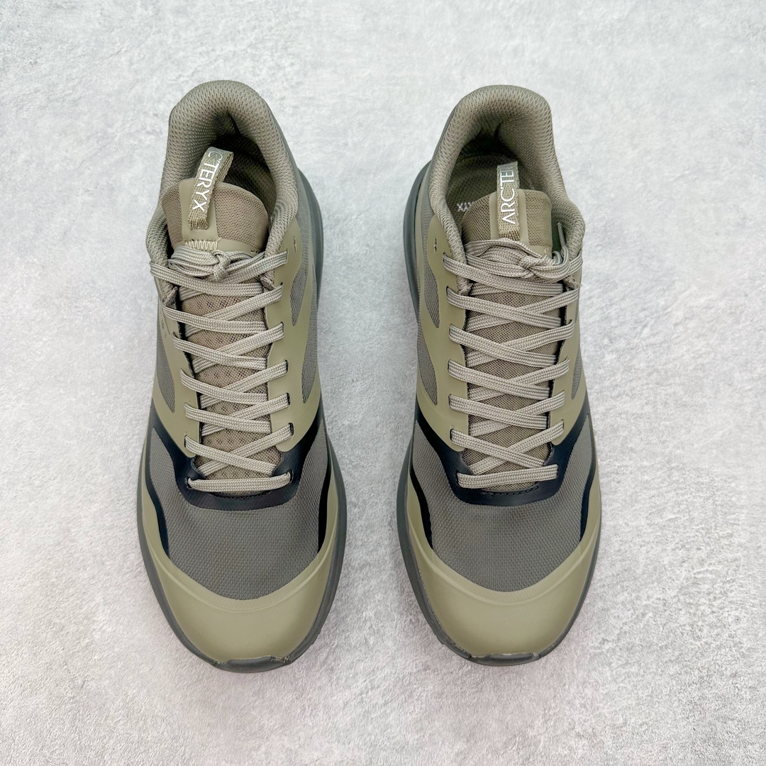 图片[2]-＃纯原 加拿大品牌 始祖鸟·Arc\’teryx Norvan LD 3 GTX Trail 北温哥华三代系列长距离越野徒步户外运动跑鞋 ARC\’TERYX始祖鸟，户外运动产品的天花板品牌，2017年发布第一款越野跑鞋NORVAN VT，始祖鸟的越野跑鞋分为三个系列，分别是：VT（Vertical Terrain垂直地形）、LD（Long Distance长距离）、SL（Super Light超轻），发展到今日已经更新到了第三代产品，而NORVAN的命名源于北温哥华（North Vancouver）代表高性能越野跑系统。在2018年我测评了始祖鸟第一代长距离越野跑鞋NORVAN LD，而这次测评的，正是该系列的第三代产品NORVAN LD 3，它与初代相比可以说是脱胎换骨的改变。在整体外观方面，NORVAN LD 3保持了ARC\’TERYX始祖鸟一贯的设计风格，配色一如既往的“素”，使用纯色营造出高级感。鞋面采用单层网孔Cordura®鞋面，与初代的紧密编织鞋面相比透气性能更好，鞋面热压了TPU薄膜支撑鞋面，得益于靠近中底整圈的热压TPU，使NORVAN LD 3的涉水深度更深。NORVAN LD 3帮面一体成型，只在跟杯正中进行缝合，跟杯有硬质港宝，能有效支撑和锁定足跟，足跟外侧印刷了ARC\’TERYX始祖鸟LOGO。鞋头多层防踢设计保护脚趾，避免脚趾踢到尖利的岩石导致受伤。尺码：36 36.5 37.5 38 38.5 39 40 40.5 41 42 42.5 43 44 44.5 45 46-选品中心