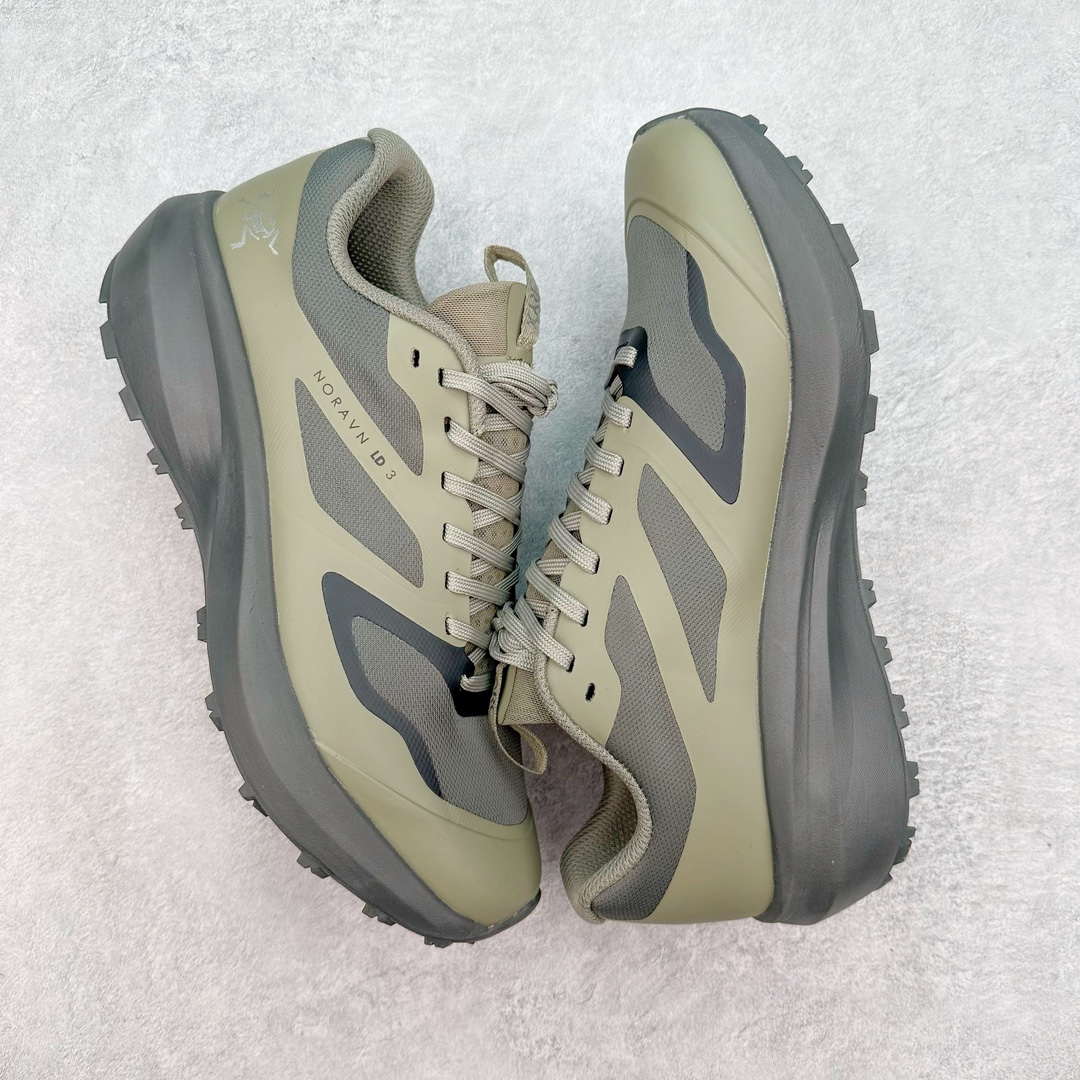 图片[3]-＃纯原 加拿大品牌 始祖鸟·Arc\’teryx Norvan LD 3 GTX Trail 北温哥华三代系列长距离越野徒步户外运动跑鞋 ARC\’TERYX始祖鸟，户外运动产品的天花板品牌，2017年发布第一款越野跑鞋NORVAN VT，始祖鸟的越野跑鞋分为三个系列，分别是：VT（Vertical Terrain垂直地形）、LD（Long Distance长距离）、SL（Super Light超轻），发展到今日已经更新到了第三代产品，而NORVAN的命名源于北温哥华（North Vancouver）代表高性能越野跑系统。在2018年我测评了始祖鸟第一代长距离越野跑鞋NORVAN LD，而这次测评的，正是该系列的第三代产品NORVAN LD 3，它与初代相比可以说是脱胎换骨的改变。在整体外观方面，NORVAN LD 3保持了ARC\’TERYX始祖鸟一贯的设计风格，配色一如既往的“素”，使用纯色营造出高级感。鞋面采用单层网孔Cordura®鞋面，与初代的紧密编织鞋面相比透气性能更好，鞋面热压了TPU薄膜支撑鞋面，得益于靠近中底整圈的热压TPU，使NORVAN LD 3的涉水深度更深。NORVAN LD 3帮面一体成型，只在跟杯正中进行缝合，跟杯有硬质港宝，能有效支撑和锁定足跟，足跟外侧印刷了ARC\’TERYX始祖鸟LOGO。鞋头多层防踢设计保护脚趾，避免脚趾踢到尖利的岩石导致受伤。尺码：36 36.5 37.5 38 38.5 39 40 40.5 41 42 42.5 43 44 44.5 45 46-选品中心
