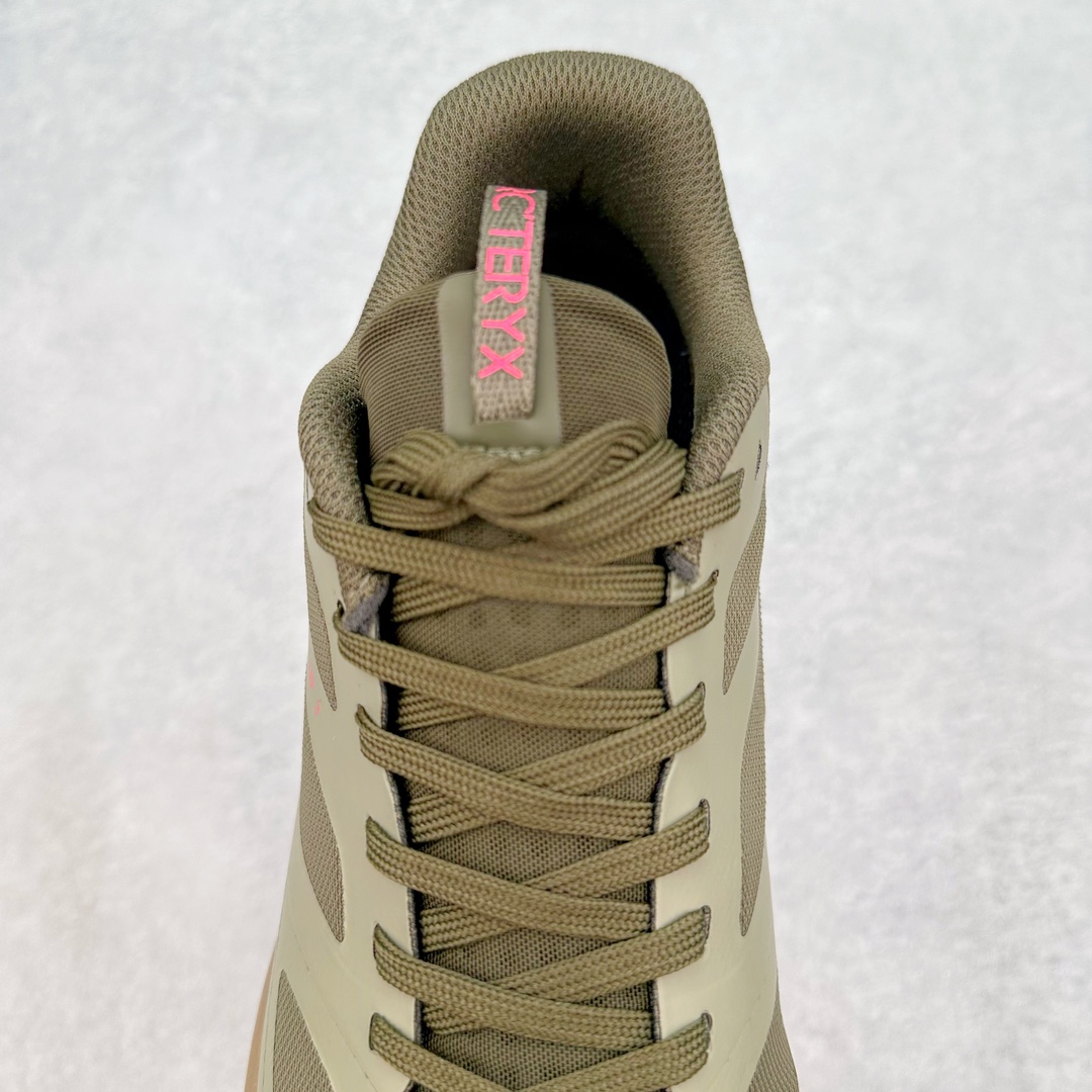 图片[5]-＃纯原 加拿大品牌 始祖鸟·Arc\’teryx Norvan LD 3 GTX Trail 北温哥华三代系列长距离越野徒步户外运动跑鞋 ARC\’TERYX始祖鸟，户外运动产品的天花板品牌，2017年发布第一款越野跑鞋NORVAN VT，始祖鸟的越野跑鞋分为三个系列，分别是：VT（Vertical Terrain垂直地形）、LD（Long Distance长距离）、SL（Super Light超轻），发展到今日已经更新到了第三代产品，而NORVAN的命名源于北温哥华（North Vancouver）代表高性能越野跑系统。在2018年我测评了始祖鸟第一代长距离越野跑鞋NORVAN LD，而这次测评的，正是该系列的第三代产品NORVAN LD 3，它与初代相比可以说是脱胎换骨的改变。在整体外观方面，NORVAN LD 3保持了ARC\’TERYX始祖鸟一贯的设计风格，配色一如既往的“素”，使用纯色营造出高级感。鞋面采用单层网孔Cordura®鞋面，与初代的紧密编织鞋面相比透气性能更好，鞋面热压了TPU薄膜支撑鞋面，得益于靠近中底整圈的热压TPU，使NORVAN LD 3的涉水深度更深。NORVAN LD 3帮面一体成型，只在跟杯正中进行缝合，跟杯有硬质港宝，能有效支撑和锁定足跟，足跟外侧印刷了ARC\’TERYX始祖鸟LOGO。鞋头多层防踢设计保护脚趾，避免脚趾踢到尖利的岩石导致受伤。尺码：36 36.5 37.5 38 38.5 39 40 40.5 41 42 42.5 43 44 44.5 45 46-选品中心