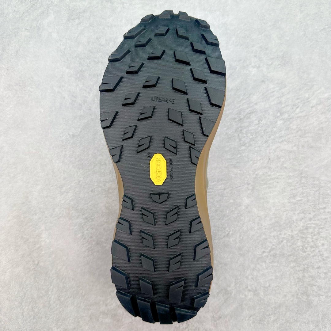 图片[9]-＃纯原 加拿大品牌 始祖鸟·Arc\’teryx Norvan LD 3 GTX Trail 北温哥华三代系列长距离越野徒步户外运动跑鞋 ARC\’TERYX始祖鸟，户外运动产品的天花板品牌，2017年发布第一款越野跑鞋NORVAN VT，始祖鸟的越野跑鞋分为三个系列，分别是：VT（Vertical Terrain垂直地形）、LD（Long Distance长距离）、SL（Super Light超轻），发展到今日已经更新到了第三代产品，而NORVAN的命名源于北温哥华（North Vancouver）代表高性能越野跑系统。在2018年我测评了始祖鸟第一代长距离越野跑鞋NORVAN LD，而这次测评的，正是该系列的第三代产品NORVAN LD 3，它与初代相比可以说是脱胎换骨的改变。在整体外观方面，NORVAN LD 3保持了ARC\’TERYX始祖鸟一贯的设计风格，配色一如既往的“素”，使用纯色营造出高级感。鞋面采用单层网孔Cordura®鞋面，与初代的紧密编织鞋面相比透气性能更好，鞋面热压了TPU薄膜支撑鞋面，得益于靠近中底整圈的热压TPU，使NORVAN LD 3的涉水深度更深。NORVAN LD 3帮面一体成型，只在跟杯正中进行缝合，跟杯有硬质港宝，能有效支撑和锁定足跟，足跟外侧印刷了ARC\’TERYX始祖鸟LOGO。鞋头多层防踢设计保护脚趾，避免脚趾踢到尖利的岩石导致受伤。尺码：36 36.5 37.5 38 38.5 39 40 40.5 41 42 42.5 43 44 44.5 45 46-选品中心