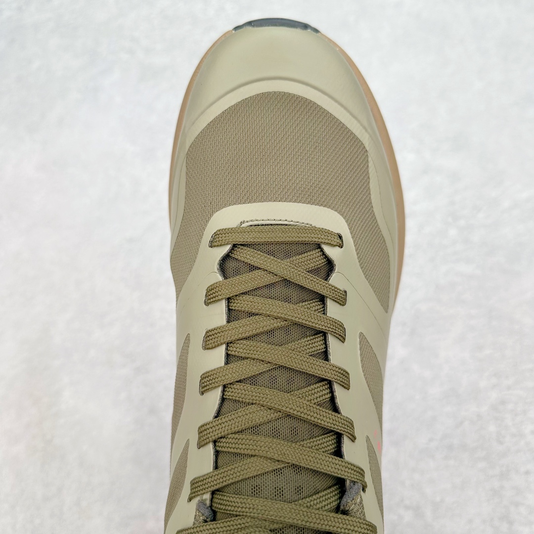 图片[4]-＃纯原 加拿大品牌 始祖鸟·Arc\’teryx Norvan LD 3 GTX Trail 北温哥华三代系列长距离越野徒步户外运动跑鞋 ARC\’TERYX始祖鸟，户外运动产品的天花板品牌，2017年发布第一款越野跑鞋NORVAN VT，始祖鸟的越野跑鞋分为三个系列，分别是：VT（Vertical Terrain垂直地形）、LD（Long Distance长距离）、SL（Super Light超轻），发展到今日已经更新到了第三代产品，而NORVAN的命名源于北温哥华（North Vancouver）代表高性能越野跑系统。在2018年我测评了始祖鸟第一代长距离越野跑鞋NORVAN LD，而这次测评的，正是该系列的第三代产品NORVAN LD 3，它与初代相比可以说是脱胎换骨的改变。在整体外观方面，NORVAN LD 3保持了ARC\’TERYX始祖鸟一贯的设计风格，配色一如既往的“素”，使用纯色营造出高级感。鞋面采用单层网孔Cordura®鞋面，与初代的紧密编织鞋面相比透气性能更好，鞋面热压了TPU薄膜支撑鞋面，得益于靠近中底整圈的热压TPU，使NORVAN LD 3的涉水深度更深。NORVAN LD 3帮面一体成型，只在跟杯正中进行缝合，跟杯有硬质港宝，能有效支撑和锁定足跟，足跟外侧印刷了ARC\’TERYX始祖鸟LOGO。鞋头多层防踢设计保护脚趾，避免脚趾踢到尖利的岩石导致受伤。尺码：36 36.5 37.5 38 38.5 39 40 40.5 41 42 42.5 43 44 44.5 45 46-选品中心