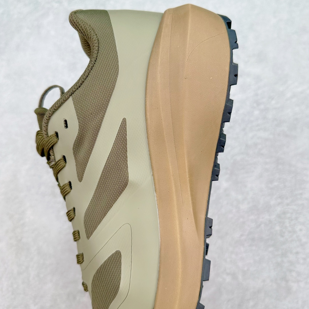 图片[7]-＃纯原 加拿大品牌 始祖鸟·Arc\’teryx Norvan LD 3 GTX Trail 北温哥华三代系列长距离越野徒步户外运动跑鞋 ARC\’TERYX始祖鸟，户外运动产品的天花板品牌，2017年发布第一款越野跑鞋NORVAN VT，始祖鸟的越野跑鞋分为三个系列，分别是：VT（Vertical Terrain垂直地形）、LD（Long Distance长距离）、SL（Super Light超轻），发展到今日已经更新到了第三代产品，而NORVAN的命名源于北温哥华（North Vancouver）代表高性能越野跑系统。在2018年我测评了始祖鸟第一代长距离越野跑鞋NORVAN LD，而这次测评的，正是该系列的第三代产品NORVAN LD 3，它与初代相比可以说是脱胎换骨的改变。在整体外观方面，NORVAN LD 3保持了ARC\’TERYX始祖鸟一贯的设计风格，配色一如既往的“素”，使用纯色营造出高级感。鞋面采用单层网孔Cordura®鞋面，与初代的紧密编织鞋面相比透气性能更好，鞋面热压了TPU薄膜支撑鞋面，得益于靠近中底整圈的热压TPU，使NORVAN LD 3的涉水深度更深。NORVAN LD 3帮面一体成型，只在跟杯正中进行缝合，跟杯有硬质港宝，能有效支撑和锁定足跟，足跟外侧印刷了ARC\’TERYX始祖鸟LOGO。鞋头多层防踢设计保护脚趾，避免脚趾踢到尖利的岩石导致受伤。尺码：36 36.5 37.5 38 38.5 39 40 40.5 41 42 42.5 43 44 44.5 45 46-选品中心