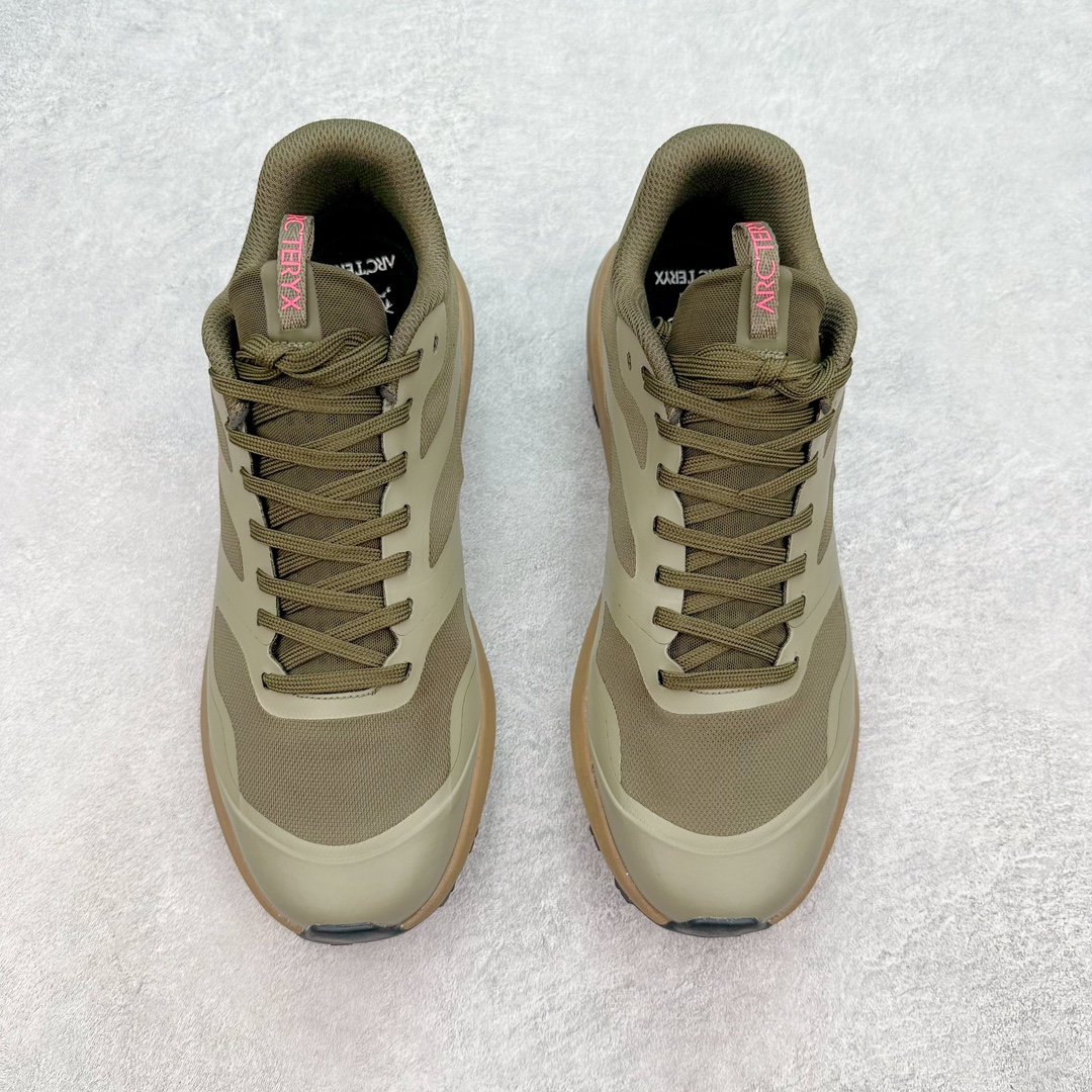 图片[2]-＃纯原 加拿大品牌 始祖鸟·Arc\’teryx Norvan LD 3 GTX Trail 北温哥华三代系列长距离越野徒步户外运动跑鞋 ARC\’TERYX始祖鸟，户外运动产品的天花板品牌，2017年发布第一款越野跑鞋NORVAN VT，始祖鸟的越野跑鞋分为三个系列，分别是：VT（Vertical Terrain垂直地形）、LD（Long Distance长距离）、SL（Super Light超轻），发展到今日已经更新到了第三代产品，而NORVAN的命名源于北温哥华（North Vancouver）代表高性能越野跑系统。在2018年我测评了始祖鸟第一代长距离越野跑鞋NORVAN LD，而这次测评的，正是该系列的第三代产品NORVAN LD 3，它与初代相比可以说是脱胎换骨的改变。在整体外观方面，NORVAN LD 3保持了ARC\’TERYX始祖鸟一贯的设计风格，配色一如既往的“素”，使用纯色营造出高级感。鞋面采用单层网孔Cordura®鞋面，与初代的紧密编织鞋面相比透气性能更好，鞋面热压了TPU薄膜支撑鞋面，得益于靠近中底整圈的热压TPU，使NORVAN LD 3的涉水深度更深。NORVAN LD 3帮面一体成型，只在跟杯正中进行缝合，跟杯有硬质港宝，能有效支撑和锁定足跟，足跟外侧印刷了ARC\’TERYX始祖鸟LOGO。鞋头多层防踢设计保护脚趾，避免脚趾踢到尖利的岩石导致受伤。尺码：36 36.5 37.5 38 38.5 39 40 40.5 41 42 42.5 43 44 44.5 45 46-选品中心