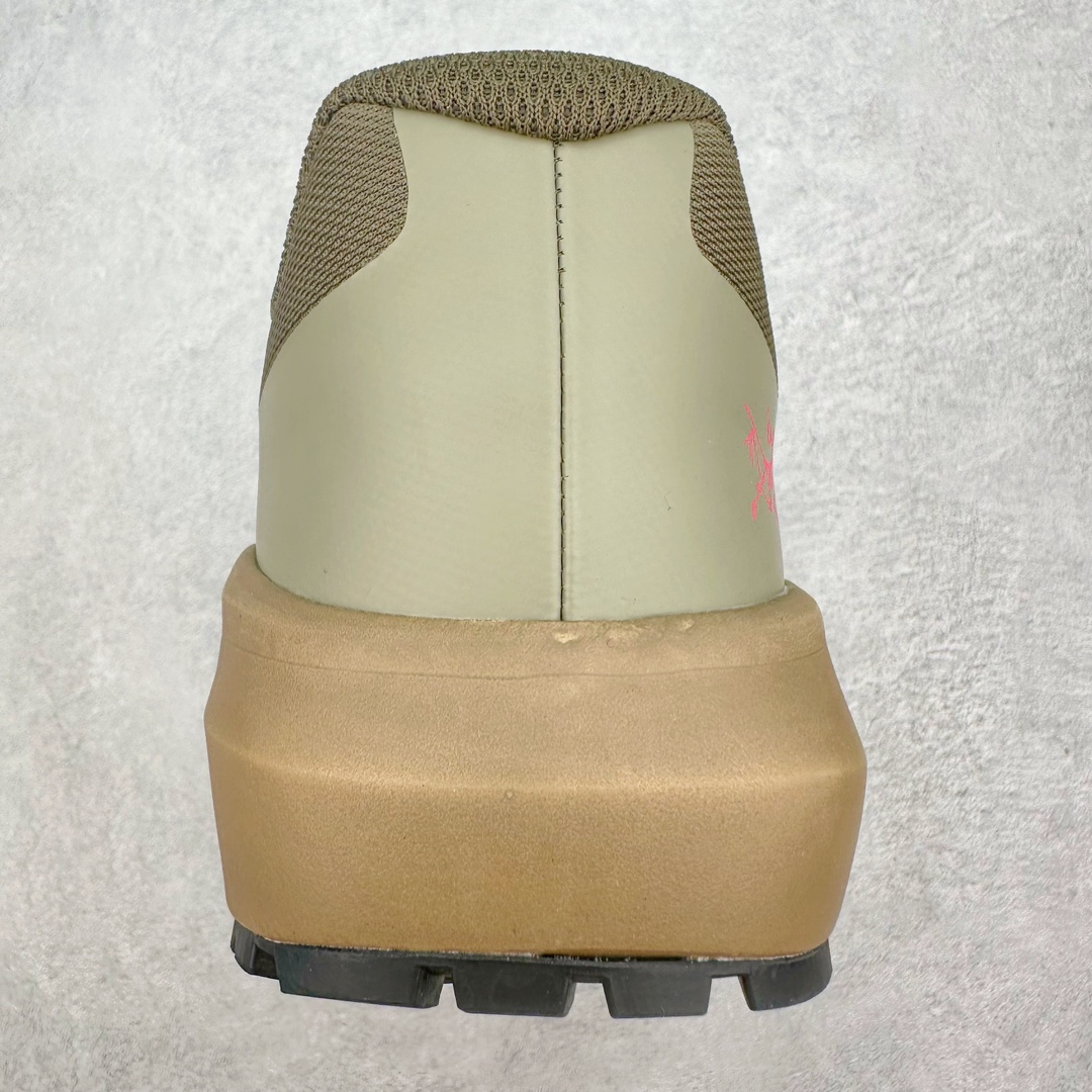 图片[8]-＃纯原 加拿大品牌 始祖鸟·Arc\’teryx Norvan LD 3 GTX Trail 北温哥华三代系列长距离越野徒步户外运动跑鞋 ARC\’TERYX始祖鸟，户外运动产品的天花板品牌，2017年发布第一款越野跑鞋NORVAN VT，始祖鸟的越野跑鞋分为三个系列，分别是：VT（Vertical Terrain垂直地形）、LD（Long Distance长距离）、SL（Super Light超轻），发展到今日已经更新到了第三代产品，而NORVAN的命名源于北温哥华（North Vancouver）代表高性能越野跑系统。在2018年我测评了始祖鸟第一代长距离越野跑鞋NORVAN LD，而这次测评的，正是该系列的第三代产品NORVAN LD 3，它与初代相比可以说是脱胎换骨的改变。在整体外观方面，NORVAN LD 3保持了ARC\’TERYX始祖鸟一贯的设计风格，配色一如既往的“素”，使用纯色营造出高级感。鞋面采用单层网孔Cordura®鞋面，与初代的紧密编织鞋面相比透气性能更好，鞋面热压了TPU薄膜支撑鞋面，得益于靠近中底整圈的热压TPU，使NORVAN LD 3的涉水深度更深。NORVAN LD 3帮面一体成型，只在跟杯正中进行缝合，跟杯有硬质港宝，能有效支撑和锁定足跟，足跟外侧印刷了ARC\’TERYX始祖鸟LOGO。鞋头多层防踢设计保护脚趾，避免脚趾踢到尖利的岩石导致受伤。尺码：36 36.5 37.5 38 38.5 39 40 40.5 41 42 42.5 43 44 44.5 45 46-选品中心