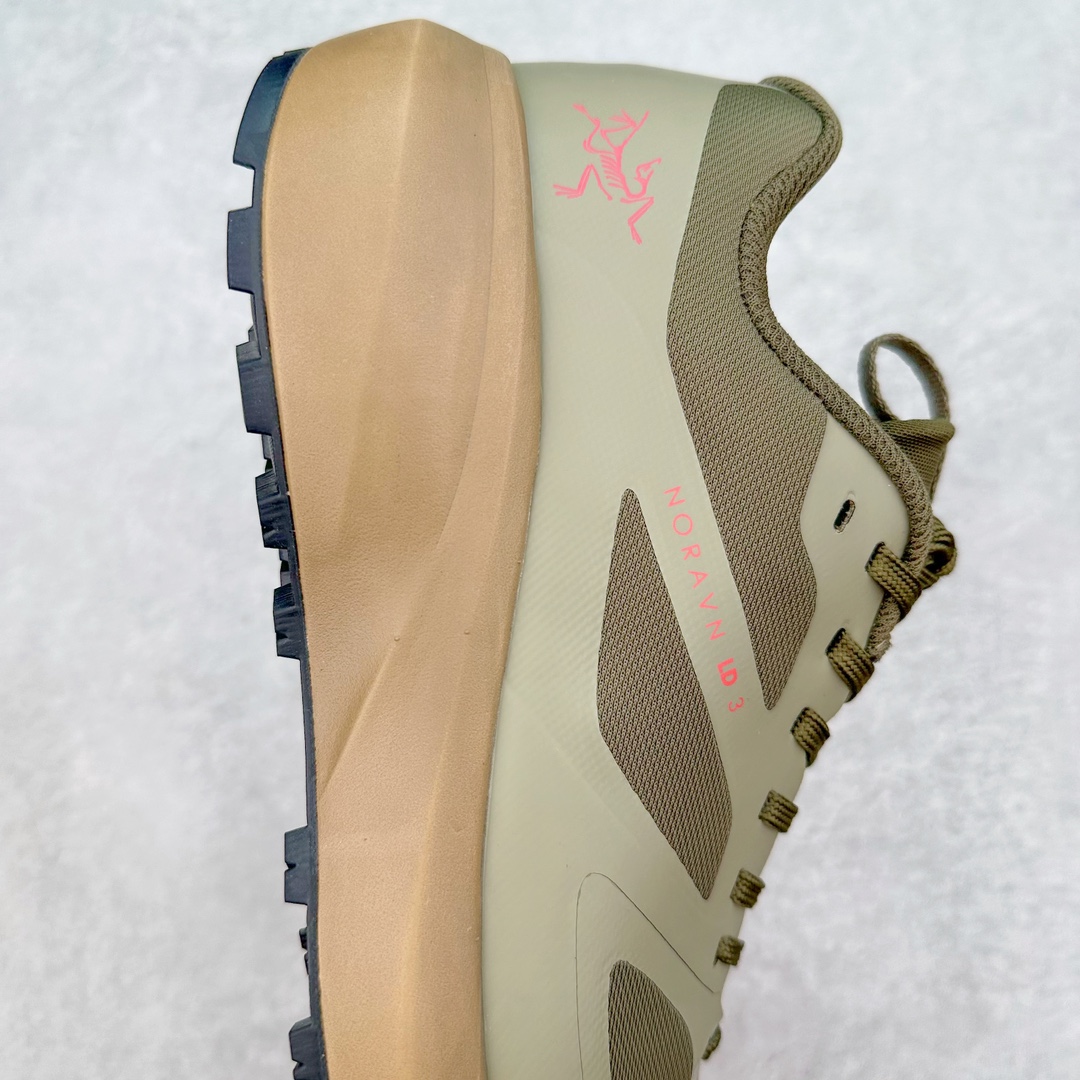 图片[6]-＃纯原 加拿大品牌 始祖鸟·Arc\’teryx Norvan LD 3 GTX Trail 北温哥华三代系列长距离越野徒步户外运动跑鞋 ARC\’TERYX始祖鸟，户外运动产品的天花板品牌，2017年发布第一款越野跑鞋NORVAN VT，始祖鸟的越野跑鞋分为三个系列，分别是：VT（Vertical Terrain垂直地形）、LD（Long Distance长距离）、SL（Super Light超轻），发展到今日已经更新到了第三代产品，而NORVAN的命名源于北温哥华（North Vancouver）代表高性能越野跑系统。在2018年我测评了始祖鸟第一代长距离越野跑鞋NORVAN LD，而这次测评的，正是该系列的第三代产品NORVAN LD 3，它与初代相比可以说是脱胎换骨的改变。在整体外观方面，NORVAN LD 3保持了ARC\’TERYX始祖鸟一贯的设计风格，配色一如既往的“素”，使用纯色营造出高级感。鞋面采用单层网孔Cordura®鞋面，与初代的紧密编织鞋面相比透气性能更好，鞋面热压了TPU薄膜支撑鞋面，得益于靠近中底整圈的热压TPU，使NORVAN LD 3的涉水深度更深。NORVAN LD 3帮面一体成型，只在跟杯正中进行缝合，跟杯有硬质港宝，能有效支撑和锁定足跟，足跟外侧印刷了ARC\’TERYX始祖鸟LOGO。鞋头多层防踢设计保护脚趾，避免脚趾踢到尖利的岩石导致受伤。尺码：36 36.5 37.5 38 38.5 39 40 40.5 41 42 42.5 43 44 44.5 45 46-选品中心