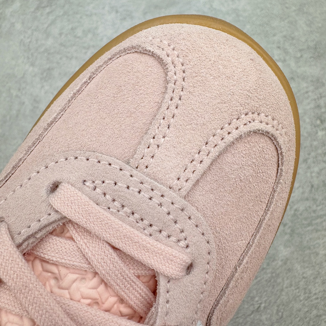 图片[20]-＃HP纯原 AD Original Gazelle Trainers 瞪羚室内鞋系列低帮复古百搭休闲运动德训风板鞋 粉白 IH5484 高端零售特供批次 原厂定制长毛翻毛皮组合环保纤维革鞋面材质 内置环保海玻璃鞋垫 外置RB橡胶大底 产品品控稳定性领先行业 原厂全套原楦原纸板冲刀磨具开发 原厂皮料加持 原厂港宝加持定型后跟R度完美 将复古进行到底 简约流畅 三十年不变经典 这款Gazelle运动鞋 无论面料、配色、质感或设计 都只在重现其1991年原款的经典 皮革鞋面 撞色三条纹和鞋跟标的设计 力求呈现90年代的经典复古风潮 Samba火热的同时 也带动了其它的复古鞋型 Gazelle便是其中一只 Gazelle Indoor拥有包边更宽的T字型鞋头 更好的保护运动员的前掌 浓浓的复古氛围感 非常适合现在流行的Cleanfit风格 尺码：35.5 36 36⅔ 37⅓ 38 38⅔ 39⅓ 40 40⅔ 41⅓ 42 42⅔ 43⅓ 44 44⅔ 45-选品中心
