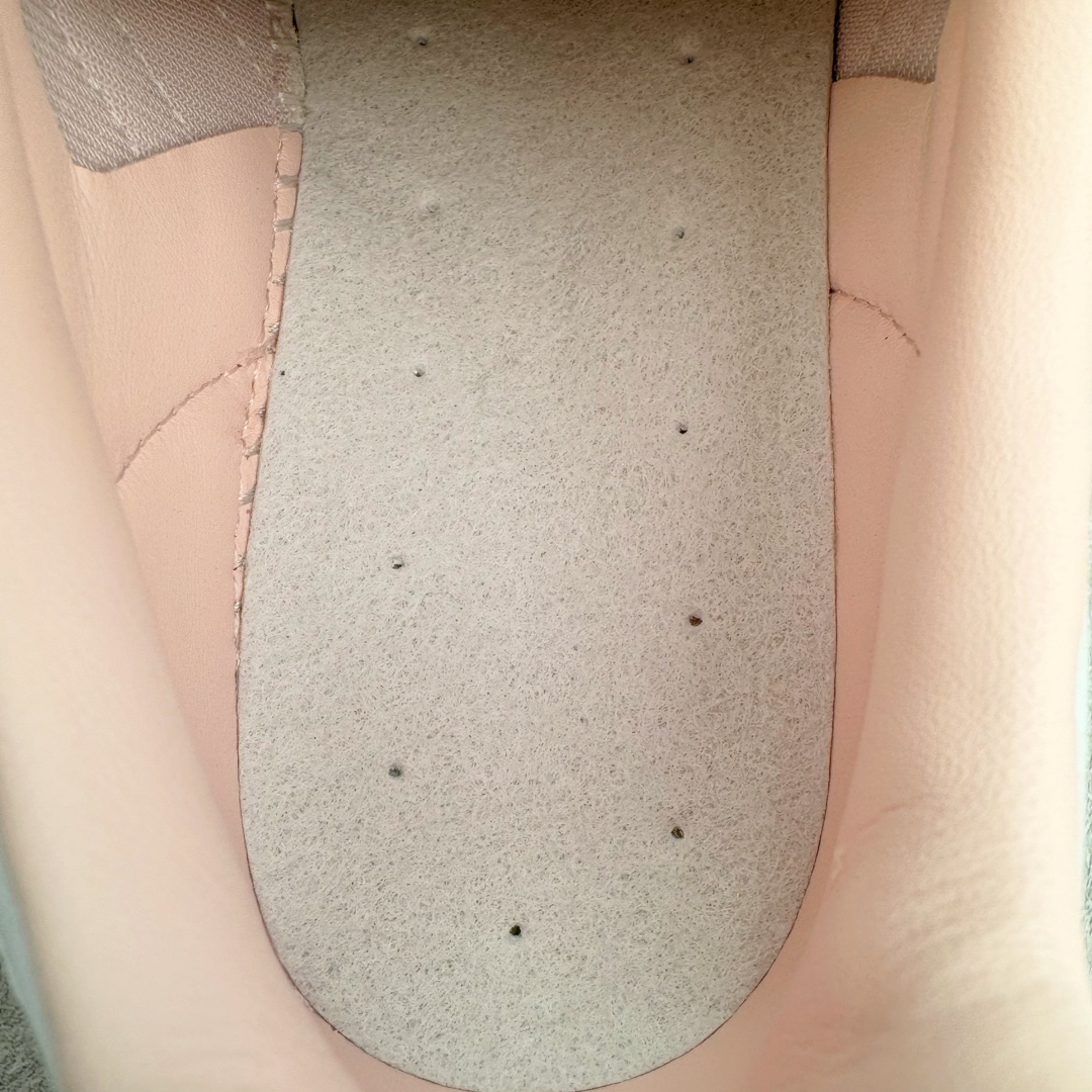 图片[11]-＃HP纯原 AD Original Gazelle Trainers 瞪羚室内鞋系列低帮复古百搭休闲运动德训风板鞋 粉白 IH5484 高端零售特供批次 原厂定制长毛翻毛皮组合环保纤维革鞋面材质 内置环保海玻璃鞋垫 外置RB橡胶大底 产品品控稳定性领先行业 原厂全套原楦原纸板冲刀磨具开发 原厂皮料加持 原厂港宝加持定型后跟R度完美 将复古进行到底 简约流畅 三十年不变经典 这款Gazelle运动鞋 无论面料、配色、质感或设计 都只在重现其1991年原款的经典 皮革鞋面 撞色三条纹和鞋跟标的设计 力求呈现90年代的经典复古风潮 Samba火热的同时 也带动了其它的复古鞋型 Gazelle便是其中一只 Gazelle Indoor拥有包边更宽的T字型鞋头 更好的保护运动员的前掌 浓浓的复古氛围感 非常适合现在流行的Cleanfit风格 尺码：35.5 36 36⅔ 37⅓ 38 38⅔ 39⅓ 40 40⅔ 41⅓ 42 42⅔ 43⅓ 44 44⅔ 45-选品中心