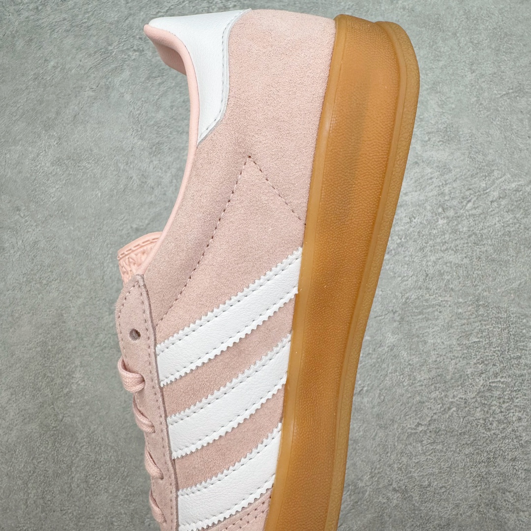 图片[7]-＃HP纯原 AD Original Gazelle Trainers 瞪羚室内鞋系列低帮复古百搭休闲运动德训风板鞋 粉白 IH5484 高端零售特供批次 原厂定制长毛翻毛皮组合环保纤维革鞋面材质 内置环保海玻璃鞋垫 外置RB橡胶大底 产品品控稳定性领先行业 原厂全套原楦原纸板冲刀磨具开发 原厂皮料加持 原厂港宝加持定型后跟R度完美 将复古进行到底 简约流畅 三十年不变经典 这款Gazelle运动鞋 无论面料、配色、质感或设计 都只在重现其1991年原款的经典 皮革鞋面 撞色三条纹和鞋跟标的设计 力求呈现90年代的经典复古风潮 Samba火热的同时 也带动了其它的复古鞋型 Gazelle便是其中一只 Gazelle Indoor拥有包边更宽的T字型鞋头 更好的保护运动员的前掌 浓浓的复古氛围感 非常适合现在流行的Cleanfit风格 尺码：35.5 36 36⅔ 37⅓ 38 38⅔ 39⅓ 40 40⅔ 41⅓ 42 42⅔ 43⅓ 44 44⅔ 45-选品中心