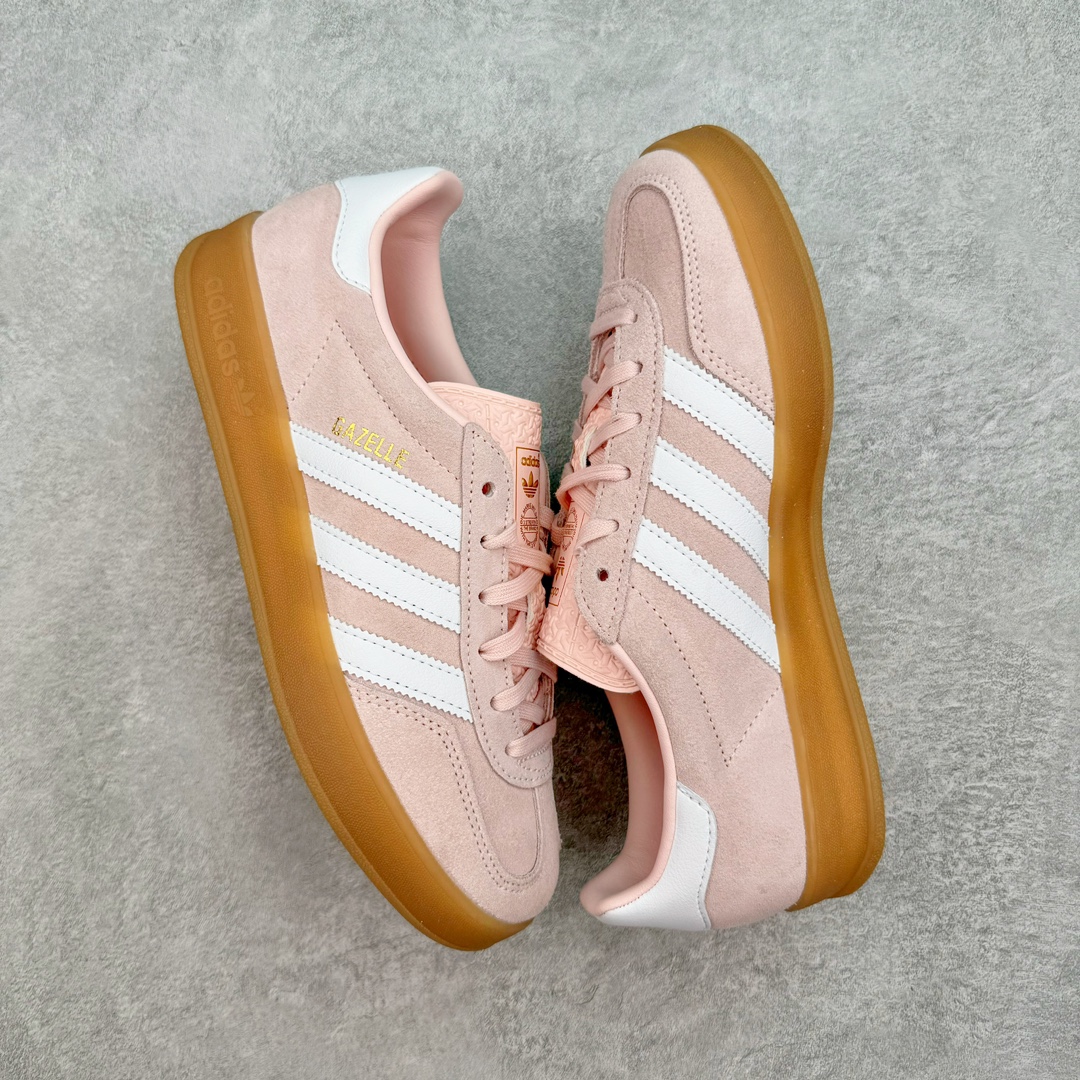 图片[3]-＃HP纯原 AD Original Gazelle Trainers 瞪羚室内鞋系列低帮复古百搭休闲运动德训风板鞋 粉白 IH5484 高端零售特供批次 原厂定制长毛翻毛皮组合环保纤维革鞋面材质 内置环保海玻璃鞋垫 外置RB橡胶大底 产品品控稳定性领先行业 原厂全套原楦原纸板冲刀磨具开发 原厂皮料加持 原厂港宝加持定型后跟R度完美 将复古进行到底 简约流畅 三十年不变经典 这款Gazelle运动鞋 无论面料、配色、质感或设计 都只在重现其1991年原款的经典 皮革鞋面 撞色三条纹和鞋跟标的设计 力求呈现90年代的经典复古风潮 Samba火热的同时 也带动了其它的复古鞋型 Gazelle便是其中一只 Gazelle Indoor拥有包边更宽的T字型鞋头 更好的保护运动员的前掌 浓浓的复古氛围感 非常适合现在流行的Cleanfit风格 尺码：35.5 36 36⅔ 37⅓ 38 38⅔ 39⅓ 40 40⅔ 41⅓ 42 42⅔ 43⅓ 44 44⅔ 45-选品中心