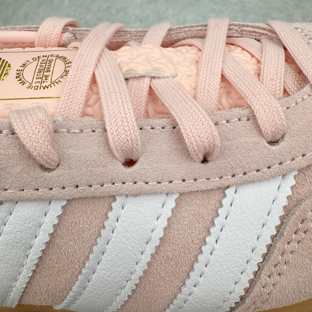 图片[17]-＃HP纯原 AD Original Gazelle Trainers 瞪羚室内鞋系列低帮复古百搭休闲运动德训风板鞋 粉白 IH5484 高端零售特供批次 原厂定制长毛翻毛皮组合环保纤维革鞋面材质 内置环保海玻璃鞋垫 外置RB橡胶大底 产品品控稳定性领先行业 原厂全套原楦原纸板冲刀磨具开发 原厂皮料加持 原厂港宝加持定型后跟R度完美 将复古进行到底 简约流畅 三十年不变经典 这款Gazelle运动鞋 无论面料、配色、质感或设计 都只在重现其1991年原款的经典 皮革鞋面 撞色三条纹和鞋跟标的设计 力求呈现90年代的经典复古风潮 Samba火热的同时 也带动了其它的复古鞋型 Gazelle便是其中一只 Gazelle Indoor拥有包边更宽的T字型鞋头 更好的保护运动员的前掌 浓浓的复古氛围感 非常适合现在流行的Cleanfit风格 尺码：35.5 36 36⅔ 37⅓ 38 38⅔ 39⅓ 40 40⅔ 41⅓ 42 42⅔ 43⅓ 44 44⅔ 45-选品中心