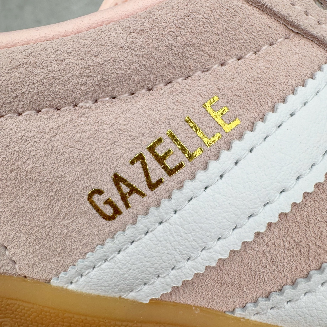 图片[13]-＃HP纯原 AD Original Gazelle Trainers 瞪羚室内鞋系列低帮复古百搭休闲运动德训风板鞋 粉白 IH5484 高端零售特供批次 原厂定制长毛翻毛皮组合环保纤维革鞋面材质 内置环保海玻璃鞋垫 外置RB橡胶大底 产品品控稳定性领先行业 原厂全套原楦原纸板冲刀磨具开发 原厂皮料加持 原厂港宝加持定型后跟R度完美 将复古进行到底 简约流畅 三十年不变经典 这款Gazelle运动鞋 无论面料、配色、质感或设计 都只在重现其1991年原款的经典 皮革鞋面 撞色三条纹和鞋跟标的设计 力求呈现90年代的经典复古风潮 Samba火热的同时 也带动了其它的复古鞋型 Gazelle便是其中一只 Gazelle Indoor拥有包边更宽的T字型鞋头 更好的保护运动员的前掌 浓浓的复古氛围感 非常适合现在流行的Cleanfit风格 尺码：35.5 36 36⅔ 37⅓ 38 38⅔ 39⅓ 40 40⅔ 41⅓ 42 42⅔ 43⅓ 44 44⅔ 45-选品中心