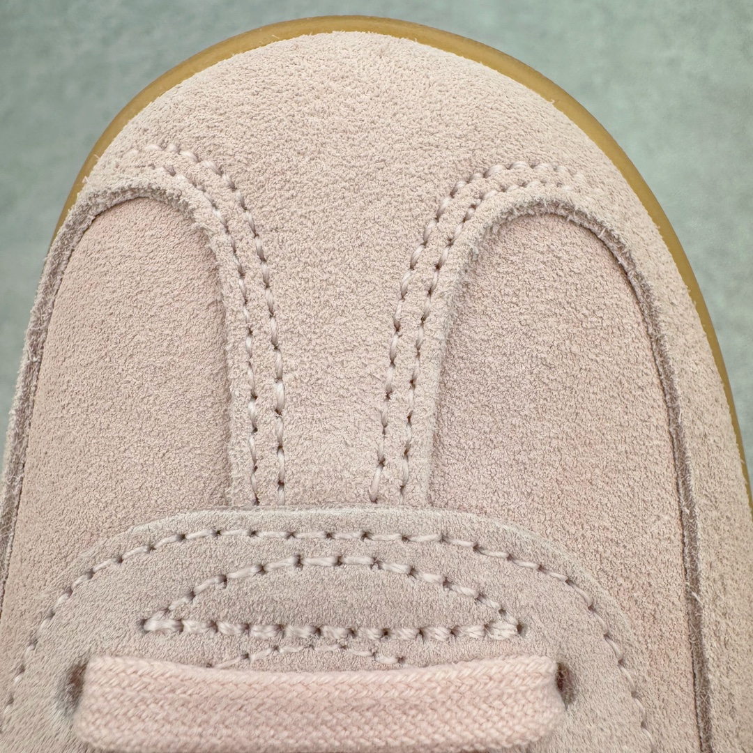 图片[14]-＃HP纯原 AD Original Gazelle Trainers 瞪羚室内鞋系列低帮复古百搭休闲运动德训风板鞋 粉白 IH5484 高端零售特供批次 原厂定制长毛翻毛皮组合环保纤维革鞋面材质 内置环保海玻璃鞋垫 外置RB橡胶大底 产品品控稳定性领先行业 原厂全套原楦原纸板冲刀磨具开发 原厂皮料加持 原厂港宝加持定型后跟R度完美 将复古进行到底 简约流畅 三十年不变经典 这款Gazelle运动鞋 无论面料、配色、质感或设计 都只在重现其1991年原款的经典 皮革鞋面 撞色三条纹和鞋跟标的设计 力求呈现90年代的经典复古风潮 Samba火热的同时 也带动了其它的复古鞋型 Gazelle便是其中一只 Gazelle Indoor拥有包边更宽的T字型鞋头 更好的保护运动员的前掌 浓浓的复古氛围感 非常适合现在流行的Cleanfit风格 尺码：35.5 36 36⅔ 37⅓ 38 38⅔ 39⅓ 40 40⅔ 41⅓ 42 42⅔ 43⅓ 44 44⅔ 45-选品中心