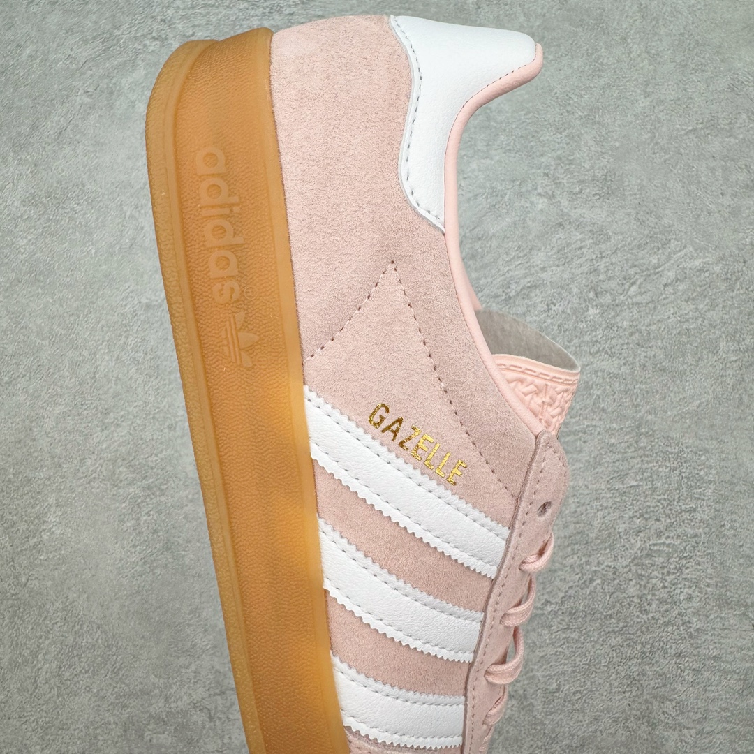 图片[6]-＃HP纯原 AD Original Gazelle Trainers 瞪羚室内鞋系列低帮复古百搭休闲运动德训风板鞋 粉白 IH5484 高端零售特供批次 原厂定制长毛翻毛皮组合环保纤维革鞋面材质 内置环保海玻璃鞋垫 外置RB橡胶大底 产品品控稳定性领先行业 原厂全套原楦原纸板冲刀磨具开发 原厂皮料加持 原厂港宝加持定型后跟R度完美 将复古进行到底 简约流畅 三十年不变经典 这款Gazelle运动鞋 无论面料、配色、质感或设计 都只在重现其1991年原款的经典 皮革鞋面 撞色三条纹和鞋跟标的设计 力求呈现90年代的经典复古风潮 Samba火热的同时 也带动了其它的复古鞋型 Gazelle便是其中一只 Gazelle Indoor拥有包边更宽的T字型鞋头 更好的保护运动员的前掌 浓浓的复古氛围感 非常适合现在流行的Cleanfit风格 尺码：35.5 36 36⅔ 37⅓ 38 38⅔ 39⅓ 40 40⅔ 41⅓ 42 42⅔ 43⅓ 44 44⅔ 45-选品中心