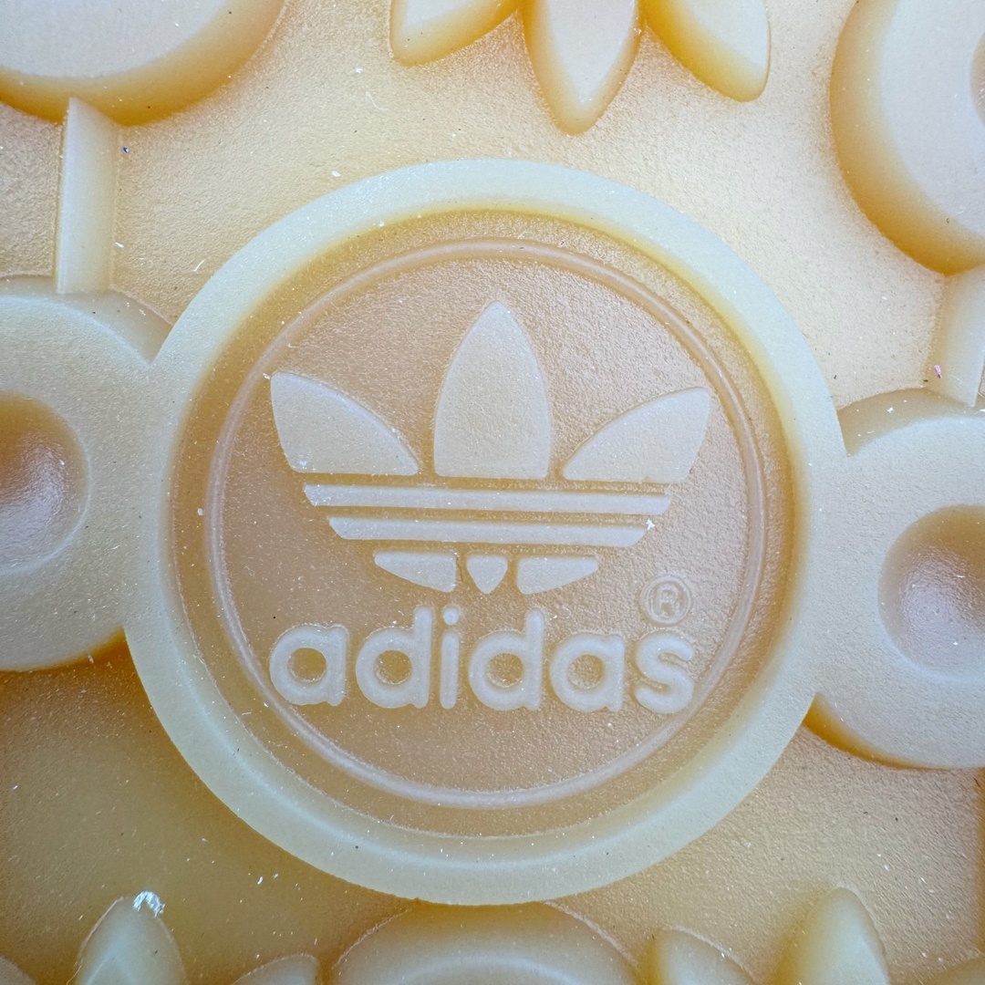 图片[21]-＃HP纯原 AD Original Gazelle Trainers 瞪羚室内鞋系列低帮复古百搭休闲运动德训风板鞋 粉白 IH5484 高端零售特供批次 原厂定制长毛翻毛皮组合环保纤维革鞋面材质 内置环保海玻璃鞋垫 外置RB橡胶大底 产品品控稳定性领先行业 原厂全套原楦原纸板冲刀磨具开发 原厂皮料加持 原厂港宝加持定型后跟R度完美 将复古进行到底 简约流畅 三十年不变经典 这款Gazelle运动鞋 无论面料、配色、质感或设计 都只在重现其1991年原款的经典 皮革鞋面 撞色三条纹和鞋跟标的设计 力求呈现90年代的经典复古风潮 Samba火热的同时 也带动了其它的复古鞋型 Gazelle便是其中一只 Gazelle Indoor拥有包边更宽的T字型鞋头 更好的保护运动员的前掌 浓浓的复古氛围感 非常适合现在流行的Cleanfit风格 尺码：35.5 36 36⅔ 37⅓ 38 38⅔ 39⅓ 40 40⅔ 41⅓ 42 42⅔ 43⅓ 44 44⅔ 45-选品中心