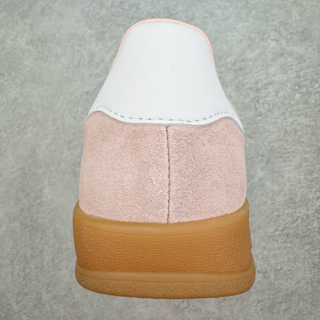 图片[8]-＃HP纯原 AD Original Gazelle Trainers 瞪羚室内鞋系列低帮复古百搭休闲运动德训风板鞋 粉白 IH5484 高端零售特供批次 原厂定制长毛翻毛皮组合环保纤维革鞋面材质 内置环保海玻璃鞋垫 外置RB橡胶大底 产品品控稳定性领先行业 原厂全套原楦原纸板冲刀磨具开发 原厂皮料加持 原厂港宝加持定型后跟R度完美 将复古进行到底 简约流畅 三十年不变经典 这款Gazelle运动鞋 无论面料、配色、质感或设计 都只在重现其1991年原款的经典 皮革鞋面 撞色三条纹和鞋跟标的设计 力求呈现90年代的经典复古风潮 Samba火热的同时 也带动了其它的复古鞋型 Gazelle便是其中一只 Gazelle Indoor拥有包边更宽的T字型鞋头 更好的保护运动员的前掌 浓浓的复古氛围感 非常适合现在流行的Cleanfit风格 尺码：35.5 36 36⅔ 37⅓ 38 38⅔ 39⅓ 40 40⅔ 41⅓ 42 42⅔ 43⅓ 44 44⅔ 45-选品中心