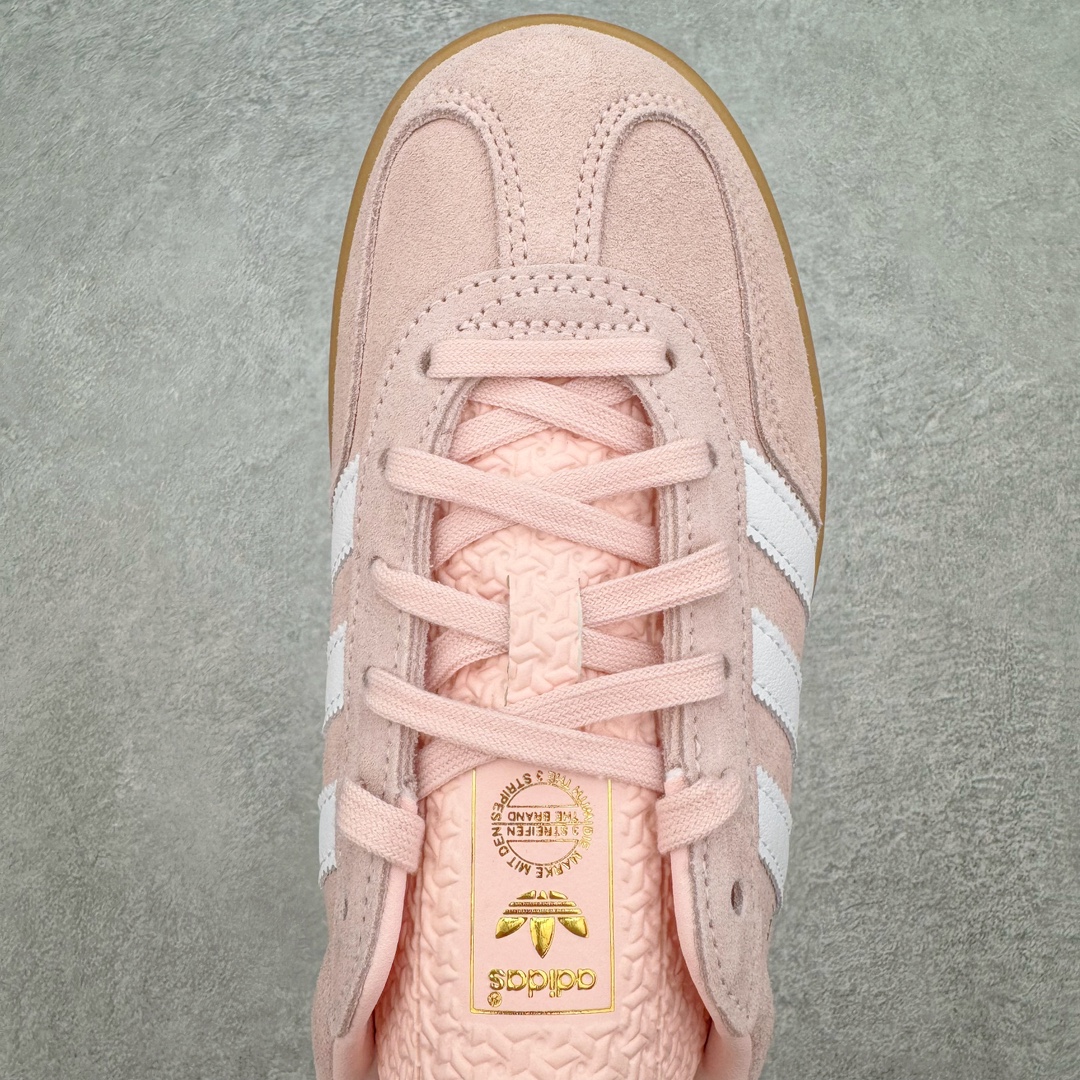图片[4]-＃HP纯原 AD Original Gazelle Trainers 瞪羚室内鞋系列低帮复古百搭休闲运动德训风板鞋 粉白 IH5484 高端零售特供批次 原厂定制长毛翻毛皮组合环保纤维革鞋面材质 内置环保海玻璃鞋垫 外置RB橡胶大底 产品品控稳定性领先行业 原厂全套原楦原纸板冲刀磨具开发 原厂皮料加持 原厂港宝加持定型后跟R度完美 将复古进行到底 简约流畅 三十年不变经典 这款Gazelle运动鞋 无论面料、配色、质感或设计 都只在重现其1991年原款的经典 皮革鞋面 撞色三条纹和鞋跟标的设计 力求呈现90年代的经典复古风潮 Samba火热的同时 也带动了其它的复古鞋型 Gazelle便是其中一只 Gazelle Indoor拥有包边更宽的T字型鞋头 更好的保护运动员的前掌 浓浓的复古氛围感 非常适合现在流行的Cleanfit风格 尺码：35.5 36 36⅔ 37⅓ 38 38⅔ 39⅓ 40 40⅔ 41⅓ 42 42⅔ 43⅓ 44 44⅔ 45-选品中心
