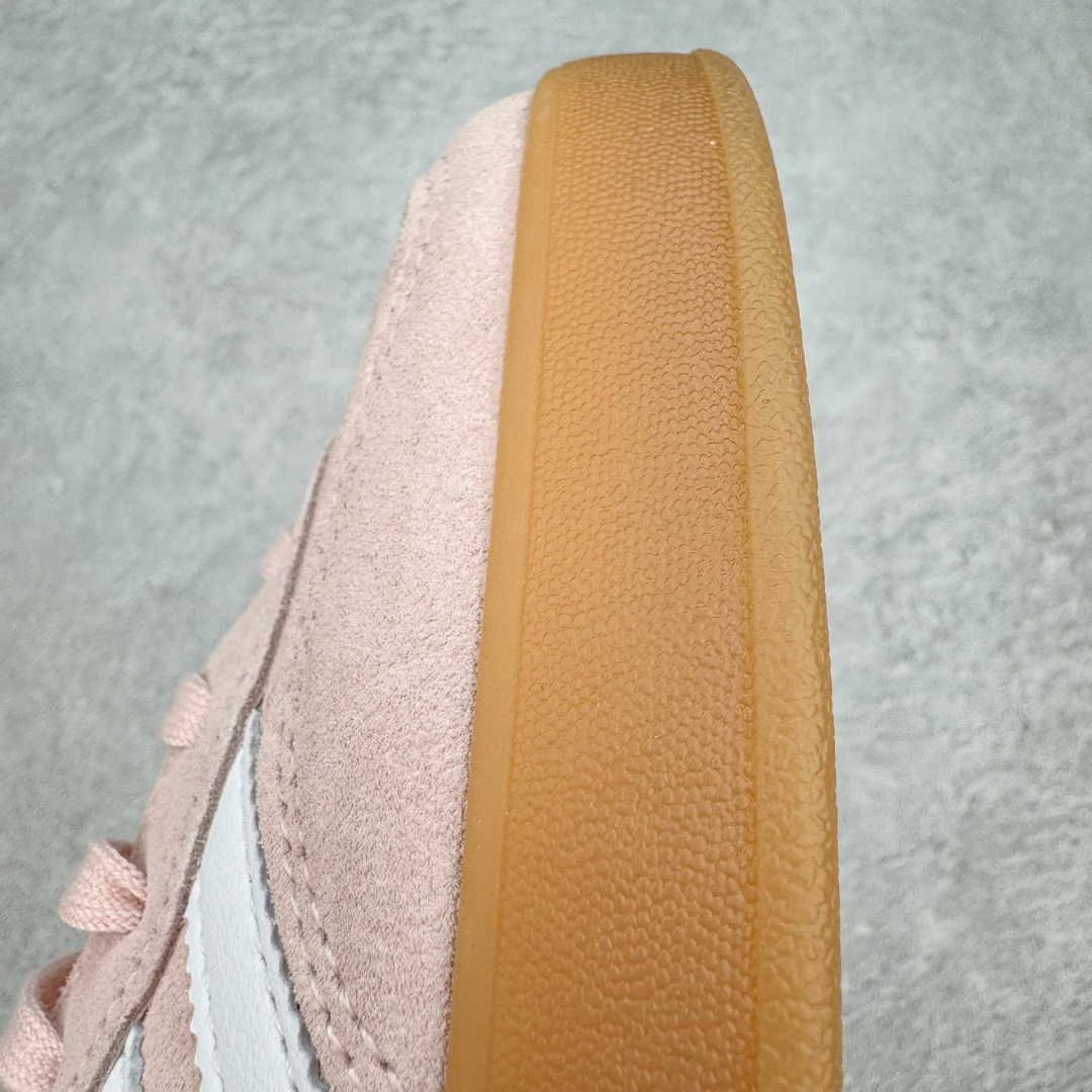 图片[19]-＃HP纯原 AD Original Gazelle Trainers 瞪羚室内鞋系列低帮复古百搭休闲运动德训风板鞋 粉白 IH5484 高端零售特供批次 原厂定制长毛翻毛皮组合环保纤维革鞋面材质 内置环保海玻璃鞋垫 外置RB橡胶大底 产品品控稳定性领先行业 原厂全套原楦原纸板冲刀磨具开发 原厂皮料加持 原厂港宝加持定型后跟R度完美 将复古进行到底 简约流畅 三十年不变经典 这款Gazelle运动鞋 无论面料、配色、质感或设计 都只在重现其1991年原款的经典 皮革鞋面 撞色三条纹和鞋跟标的设计 力求呈现90年代的经典复古风潮 Samba火热的同时 也带动了其它的复古鞋型 Gazelle便是其中一只 Gazelle Indoor拥有包边更宽的T字型鞋头 更好的保护运动员的前掌 浓浓的复古氛围感 非常适合现在流行的Cleanfit风格 尺码：35.5 36 36⅔ 37⅓ 38 38⅔ 39⅓ 40 40⅔ 41⅓ 42 42⅔ 43⅓ 44 44⅔ 45-选品中心