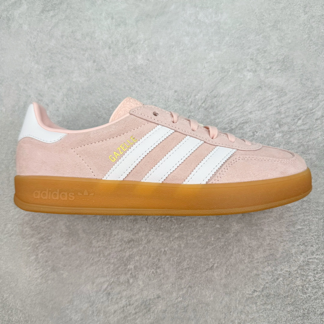 ＃HP纯原 AD Original Gazelle Trainers 瞪羚室内鞋系列低帮复古百搭休闲运动德训风板鞋 粉白 IH5484 高端零售特供批次 原厂定制长毛翻毛皮组合环保纤维革鞋面材质 内置环保海玻璃鞋垫 外置RB橡胶大底 产品品控稳定性领先行业 原厂全套原楦原纸板冲刀磨具开发 原厂皮料加持 原厂港宝加持定型后跟R度完美 将复古进行到底 简约流畅 三十年不变经典 这款Gazelle运动鞋 无论面料、配色、质感或设计 都只在重现其1991年原款的经典 皮革鞋面 撞色三条纹和鞋跟标的设计 力求呈现90年代的经典复古风潮 Samba火热的同时 也带动了其它的复古鞋型 Gazelle便是其中一只 Gazelle Indoor拥有包边更宽的T字型鞋头 更好的保护运动员的前掌 浓浓的复古氛围感 非常适合现在流行的Cleanfit风格 尺码：35.5 36 36⅔ 37⅓ 38 38⅔ 39⅓ 40 40⅔ 41⅓ 42 42⅔ 43⅓ 44 44⅔ 45-选品中心