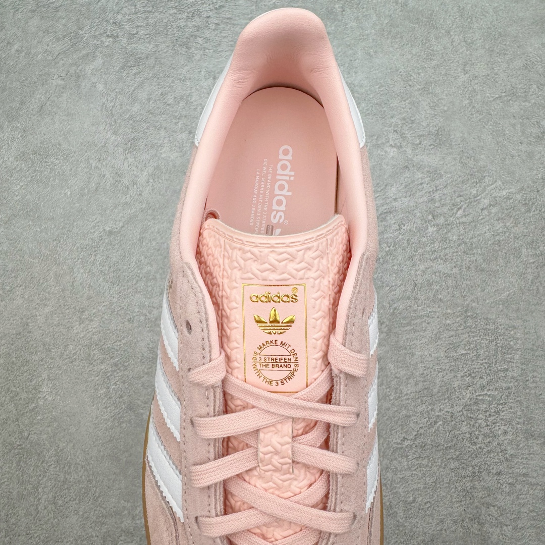 图片[5]-＃HP纯原 AD Original Gazelle Trainers 瞪羚室内鞋系列低帮复古百搭休闲运动德训风板鞋 粉白 IH5484 高端零售特供批次 原厂定制长毛翻毛皮组合环保纤维革鞋面材质 内置环保海玻璃鞋垫 外置RB橡胶大底 产品品控稳定性领先行业 原厂全套原楦原纸板冲刀磨具开发 原厂皮料加持 原厂港宝加持定型后跟R度完美 将复古进行到底 简约流畅 三十年不变经典 这款Gazelle运动鞋 无论面料、配色、质感或设计 都只在重现其1991年原款的经典 皮革鞋面 撞色三条纹和鞋跟标的设计 力求呈现90年代的经典复古风潮 Samba火热的同时 也带动了其它的复古鞋型 Gazelle便是其中一只 Gazelle Indoor拥有包边更宽的T字型鞋头 更好的保护运动员的前掌 浓浓的复古氛围感 非常适合现在流行的Cleanfit风格 尺码：35.5 36 36⅔ 37⅓ 38 38⅔ 39⅓ 40 40⅔ 41⅓ 42 42⅔ 43⅓ 44 44⅔ 45-选品中心