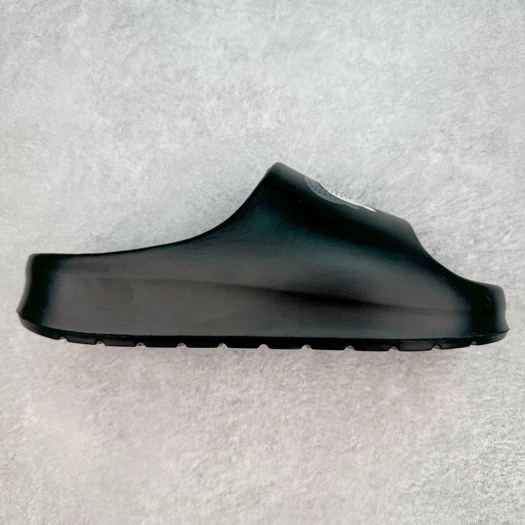 LACOSTE法国鳄鱼圆头套脚 EVA 防磨一字拖鞋 LACOSTE来自法国，笃信：“生命之旅，因动而美”。自1933年第一件POLO衫诞生以来，LACOSTE一直凭借其纯正的网球血统传递着轻松优雅的价值观。LACOSTE 风格源于体育运动的优雅风范，既可以在球场上穿着，也适合日常生活的优雅服装—源自体育运动的优雅风范，绝对现代的时尚形象。LACOSTE为时尚风格与舒适之感而不断创新。尺码：36/45-选品中心