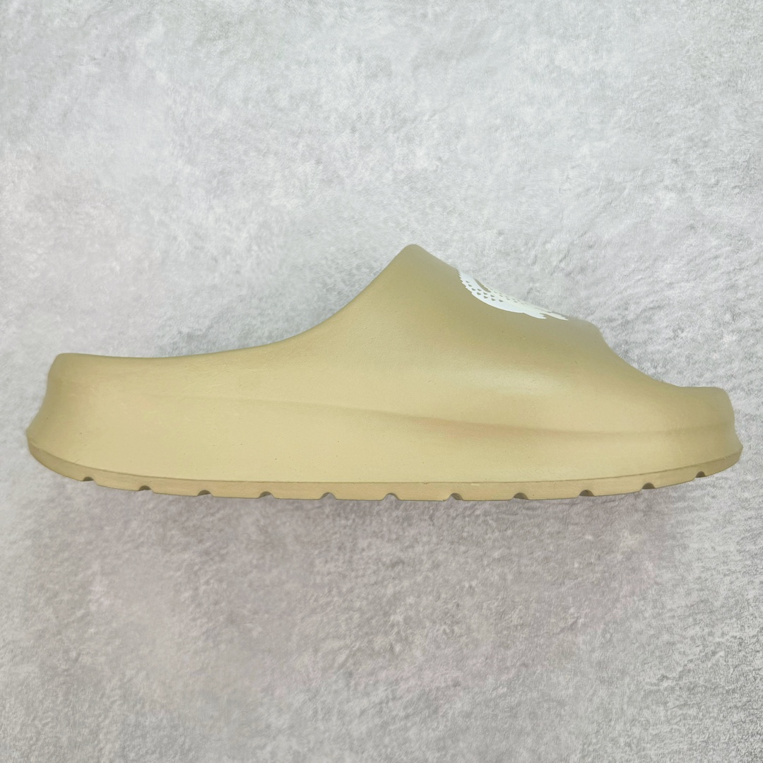 LACOSTE法国鳄鱼圆头套脚 EVA 防磨一字拖鞋 LACOSTE来自法国，笃信：“生命之旅，因动而美”。自1933年第一件POLO衫诞生以来，LACOSTE一直凭借其纯正的网球血统传递着轻松优雅的价值观。LACOSTE 风格源于体育运动的优雅风范，既可以在球场上穿着，也适合日常生活的优雅服装—源自体育运动的优雅风范，绝对现代的时尚形象。LACOSTE为时尚风格与舒适之感而不断创新。尺码：36/45-选品中心