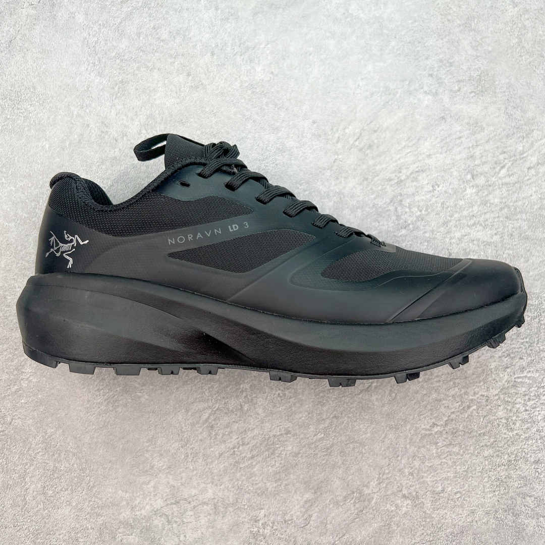 ＃纯原 加拿大品牌 始祖鸟·Arc\'teryx Norvan LD 3 GTX Trail 北温哥华三代系列长距离越野徒步户外运动跑鞋 ARC\'TERYX始祖鸟，户外运动产品的天花板品牌，2017年发布第一款越野跑鞋NORVAN VT，始祖鸟的越野跑鞋分为三个系列，分别是：VT（Vertical Terrain垂直地形）、LD（Long Distance长距离）、SL（Super Light超轻），发展到今日已经更新到了第三代产品，而NORVAN的命名源于北温哥华（North Vancouver）代表高性能越野跑系统。在2018年我测评了始祖鸟第一代长距离越野跑鞋NORVAN LD，而这次测评的，正是该系列的第三代产品NORVAN LD 3，它与初代相比可以说是脱胎换骨的改变。在整体外观方面，NORVAN LD 3保持了ARC\'TERYX始祖鸟一贯的设计风格，配色一如既往的“素”，使用纯色营造出高级感。鞋面采用单层网孔Cordura®鞋面，与初代的紧密编织鞋面相比透气性能更好，鞋面热压了TPU薄膜支撑鞋面，得益于靠近中底整圈的热压TPU，使NORVAN LD 3的涉水深度更深。NORVAN LD 3帮面一体成型，只在跟杯正中进行缝合，跟杯有硬质港宝，能有效支撑和锁定足跟，足跟外侧印刷了ARC\'TERYX始祖鸟LOGO。鞋头多层防踢设计保护脚趾，避免脚趾踢到尖利的岩石导致受伤。尺码：36 36.5 37.5 38 38.5 39 40 40.5 41 42 42.5 43 44 44.5 45 46-选品中心