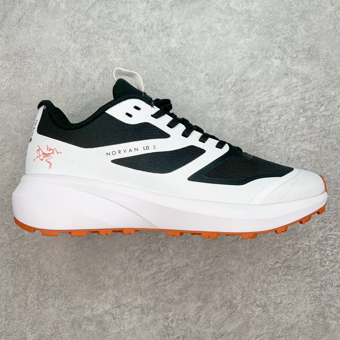 ＃纯原 加拿大品牌 始祖鸟·Arc\’teryx Norvan LD 3 GTX Trail 北温哥华三代系列长距离越野徒步户外运动跑鞋 ARC\’TERYX始祖鸟，户外运动产品的天花板品牌，2017年发布第一款越野跑鞋NORVAN VT，始祖鸟的越野跑鞋分为三个系列，分别是：VT（Vertical Terrain垂直地形）、LD（Long Distance长距离）、SL（Super Light超轻），发展到今日已经更新到了第三代产品，而NORVAN的命名源于北温哥华（North Vancouver）代表高性能越野跑系统。在2018年我测评了始祖鸟第一代长距离越野跑鞋NORVAN LD，而这次测评的，正是该系列的第三代产品NORVAN LD 3，它与初代相比可以说是脱胎换骨的改变。在整体外观方面，NORVAN LD 3保持了ARC\’TERYX始祖鸟一贯的设计风格，配色一如既往的“素”，使用纯色营造出高级感。鞋面采用单层网孔Cordura®鞋面，与初代的紧密编织鞋面相比透气性能更好，鞋面热压了TPU薄膜支撑鞋面，得益于靠近中底整圈的热压TPU，使NORVAN LD 3的涉水深度更深。NORVAN LD 3帮面一体成型，只在跟杯正中进行缝合，跟杯有硬质港宝，能有效支撑和锁定足跟，足跟外侧印刷了ARC\’TERYX始祖鸟LOGO。鞋头多层防踢设计保护脚趾，避免脚趾踢到尖利的岩石导致受伤。尺码：36 36.5 37.5 38 38.5 39 40 40.5 41 42 42.5 43 44 44.5 45 46-选品中心