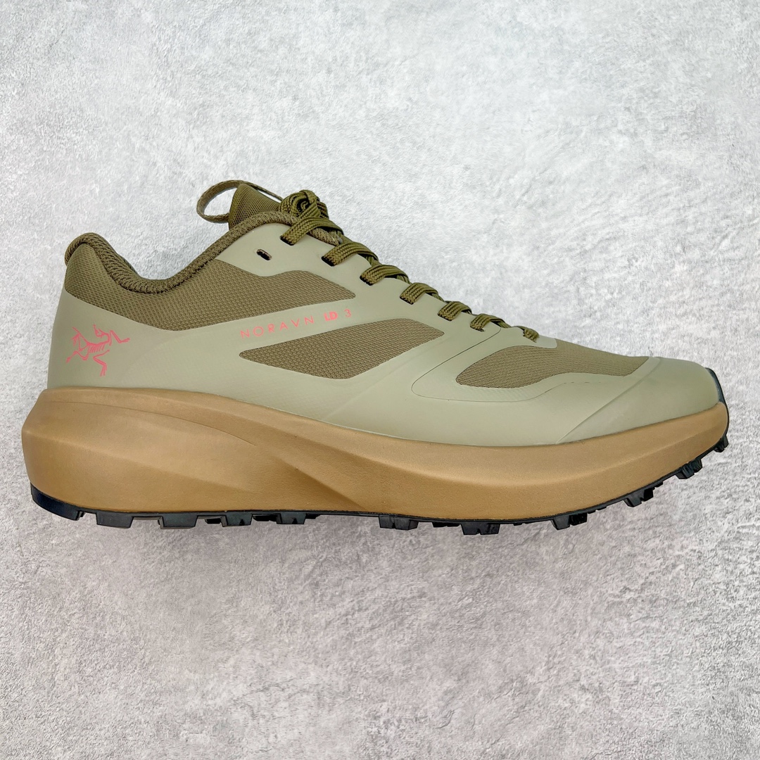 ＃纯原 加拿大品牌 始祖鸟·Arc\’teryx Norvan LD 3 GTX Trail 北温哥华三代系列长距离越野徒步户外运动跑鞋 ARC\’TERYX始祖鸟，户外运动产品的天花板品牌，2017年发布第一款越野跑鞋NORVAN VT，始祖鸟的越野跑鞋分为三个系列，分别是：VT（Vertical Terrain垂直地形）、LD（Long Distance长距离）、SL（Super Light超轻），发展到今日已经更新到了第三代产品，而NORVAN的命名源于北温哥华（North Vancouver）代表高性能越野跑系统。在2018年我测评了始祖鸟第一代长距离越野跑鞋NORVAN LD，而这次测评的，正是该系列的第三代产品NORVAN LD 3，它与初代相比可以说是脱胎换骨的改变。在整体外观方面，NORVAN LD 3保持了ARC\’TERYX始祖鸟一贯的设计风格，配色一如既往的“素”，使用纯色营造出高级感。鞋面采用单层网孔Cordura®鞋面，与初代的紧密编织鞋面相比透气性能更好，鞋面热压了TPU薄膜支撑鞋面，得益于靠近中底整圈的热压TPU，使NORVAN LD 3的涉水深度更深。NORVAN LD 3帮面一体成型，只在跟杯正中进行缝合，跟杯有硬质港宝，能有效支撑和锁定足跟，足跟外侧印刷了ARC\’TERYX始祖鸟LOGO。鞋头多层防踢设计保护脚趾，避免脚趾踢到尖利的岩石导致受伤。尺码：36 36.5 37.5 38 38.5 39 40 40.5 41 42 42.5 43 44 44.5 45 46-选品中心