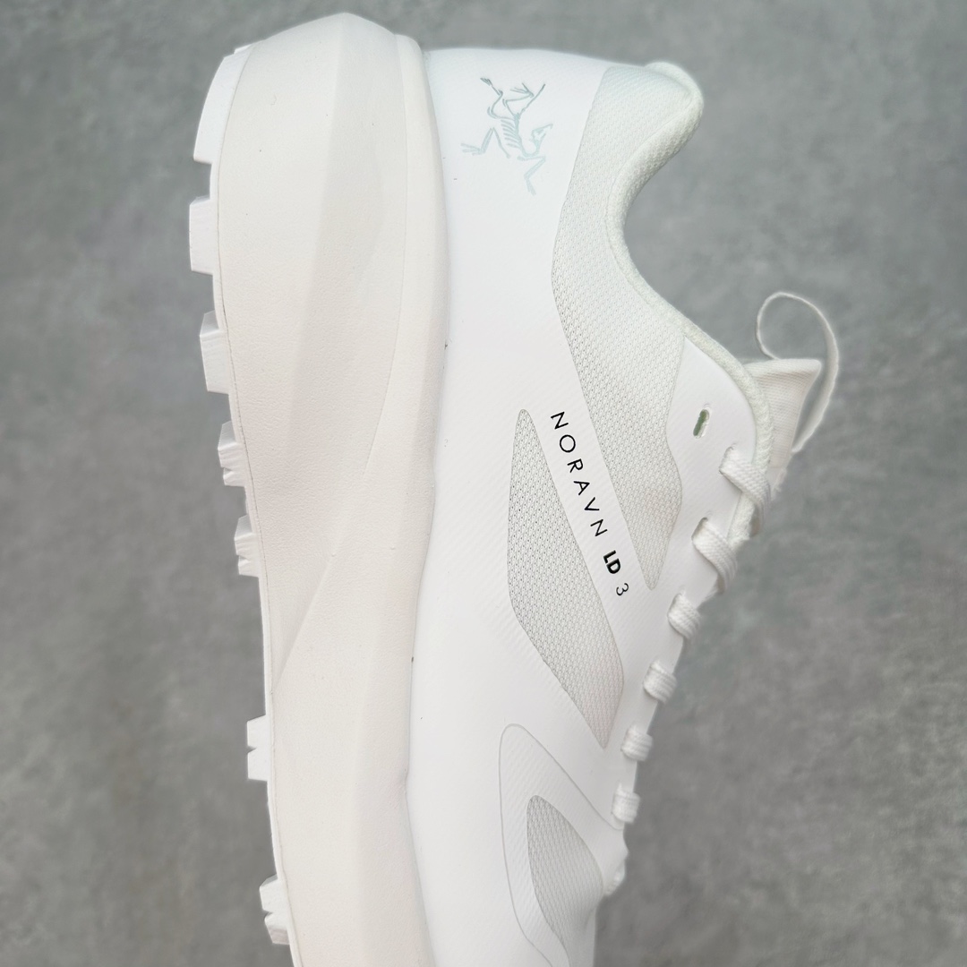 图片[6]-＃纯原 加拿大品牌 始祖鸟·Arc\’teryx Norvan LD 3 GTX Trail 北温哥华三代系列长距离越野徒步户外运动跑鞋 ARC\’TERYX始祖鸟，户外运动产品的天花板品牌，2017年发布第一款越野跑鞋NORVAN VT，始祖鸟的越野跑鞋分为三个系列，分别是：VT（Vertical Terrain垂直地形）、LD（Long Distance长距离）、SL（Super Light超轻），发展到今日已经更新到了第三代产品，而NORVAN的命名源于北温哥华（North Vancouver）代表高性能越野跑系统。在2018年我测评了始祖鸟第一代长距离越野跑鞋NORVAN LD，而这次测评的，正是该系列的第三代产品NORVAN LD 3，它与初代相比可以说是脱胎换骨的改变。在整体外观方面，NORVAN LD 3保持了ARC\’TERYX始祖鸟一贯的设计风格，配色一如既往的“素”，使用纯色营造出高级感。鞋面采用单层网孔Cordura®鞋面，与初代的紧密编织鞋面相比透气性能更好，鞋面热压了TPU薄膜支撑鞋面，得益于靠近中底整圈的热压TPU，使NORVAN LD 3的涉水深度更深。NORVAN LD 3帮面一体成型，只在跟杯正中进行缝合，跟杯有硬质港宝，能有效支撑和锁定足跟，足跟外侧印刷了ARC\’TERYX始祖鸟LOGO。鞋头多层防踢设计保护脚趾，避免脚趾踢到尖利的岩石导致受伤。尺码：36 36.5 37.5 38 38.5 39 40 40.5 41 42 42.5 43 44 44.5 45 46-选品中心