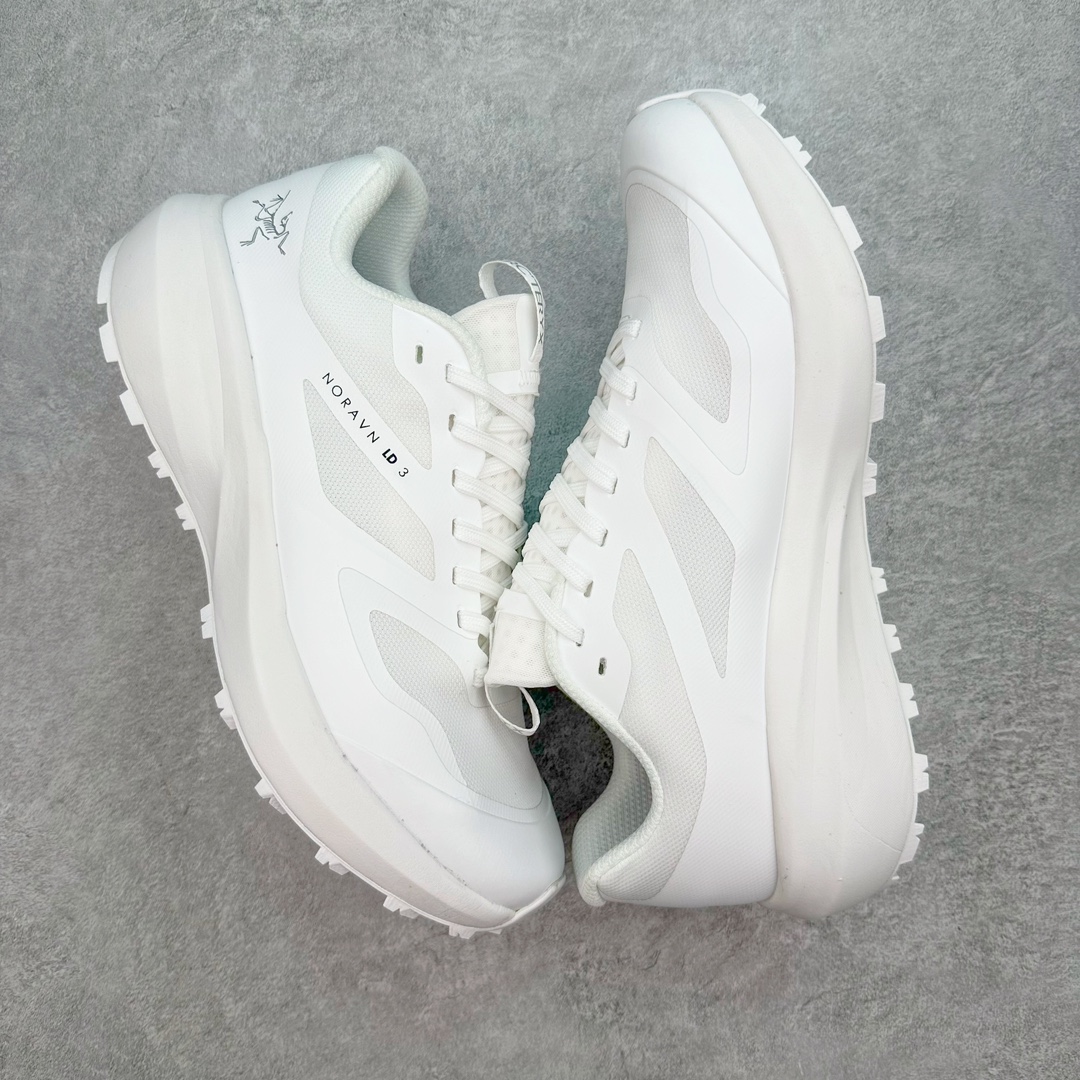 图片[3]-＃纯原 加拿大品牌 始祖鸟·Arc\’teryx Norvan LD 3 GTX Trail 北温哥华三代系列长距离越野徒步户外运动跑鞋 ARC\’TERYX始祖鸟，户外运动产品的天花板品牌，2017年发布第一款越野跑鞋NORVAN VT，始祖鸟的越野跑鞋分为三个系列，分别是：VT（Vertical Terrain垂直地形）、LD（Long Distance长距离）、SL（Super Light超轻），发展到今日已经更新到了第三代产品，而NORVAN的命名源于北温哥华（North Vancouver）代表高性能越野跑系统。在2018年我测评了始祖鸟第一代长距离越野跑鞋NORVAN LD，而这次测评的，正是该系列的第三代产品NORVAN LD 3，它与初代相比可以说是脱胎换骨的改变。在整体外观方面，NORVAN LD 3保持了ARC\’TERYX始祖鸟一贯的设计风格，配色一如既往的“素”，使用纯色营造出高级感。鞋面采用单层网孔Cordura®鞋面，与初代的紧密编织鞋面相比透气性能更好，鞋面热压了TPU薄膜支撑鞋面，得益于靠近中底整圈的热压TPU，使NORVAN LD 3的涉水深度更深。NORVAN LD 3帮面一体成型，只在跟杯正中进行缝合，跟杯有硬质港宝，能有效支撑和锁定足跟，足跟外侧印刷了ARC\’TERYX始祖鸟LOGO。鞋头多层防踢设计保护脚趾，避免脚趾踢到尖利的岩石导致受伤。尺码：36 36.5 37.5 38 38.5 39 40 40.5 41 42 42.5 43 44 44.5 45 46-选品中心